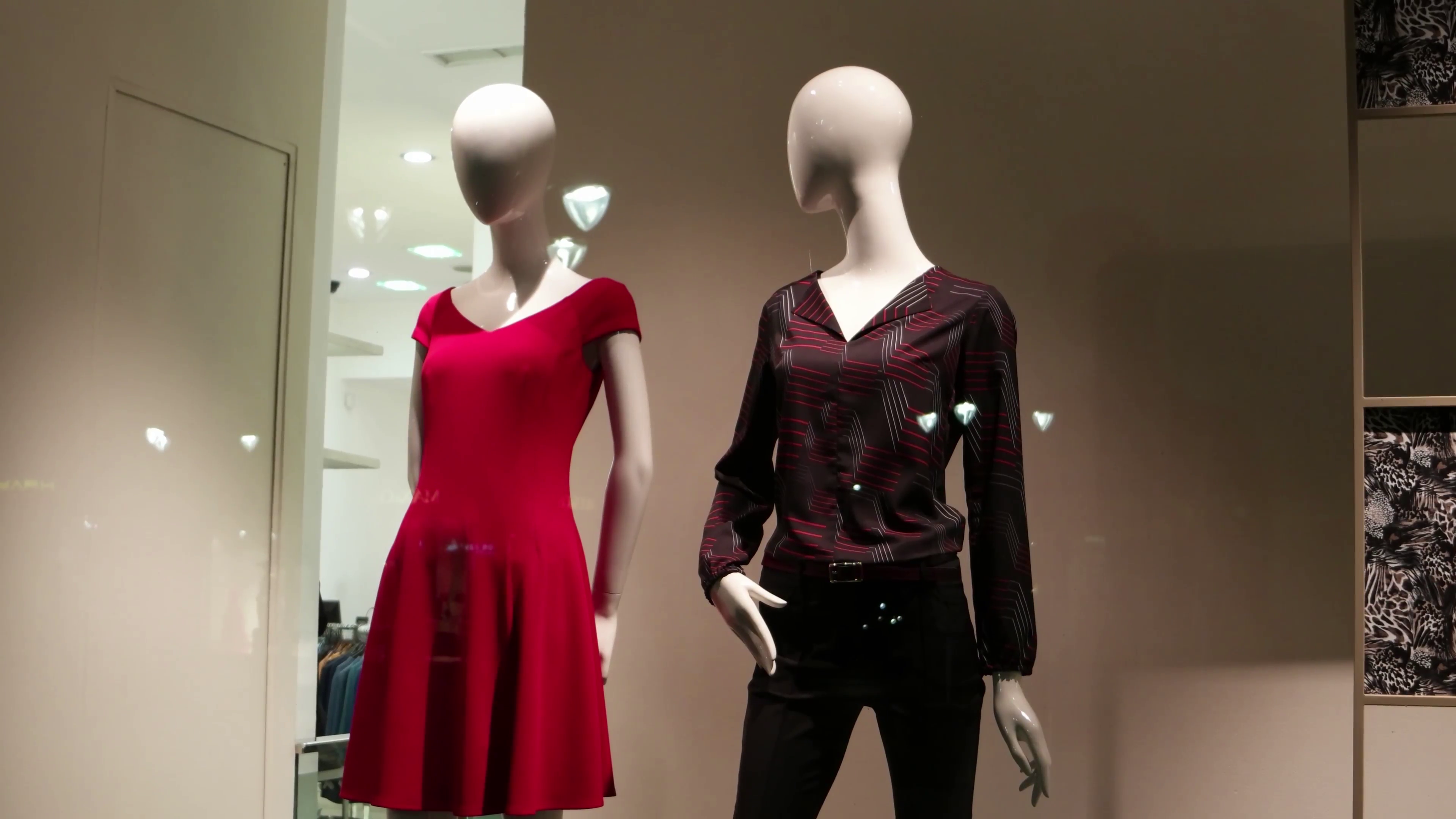Mannequins without faces in womens clothes are at shop window the ...