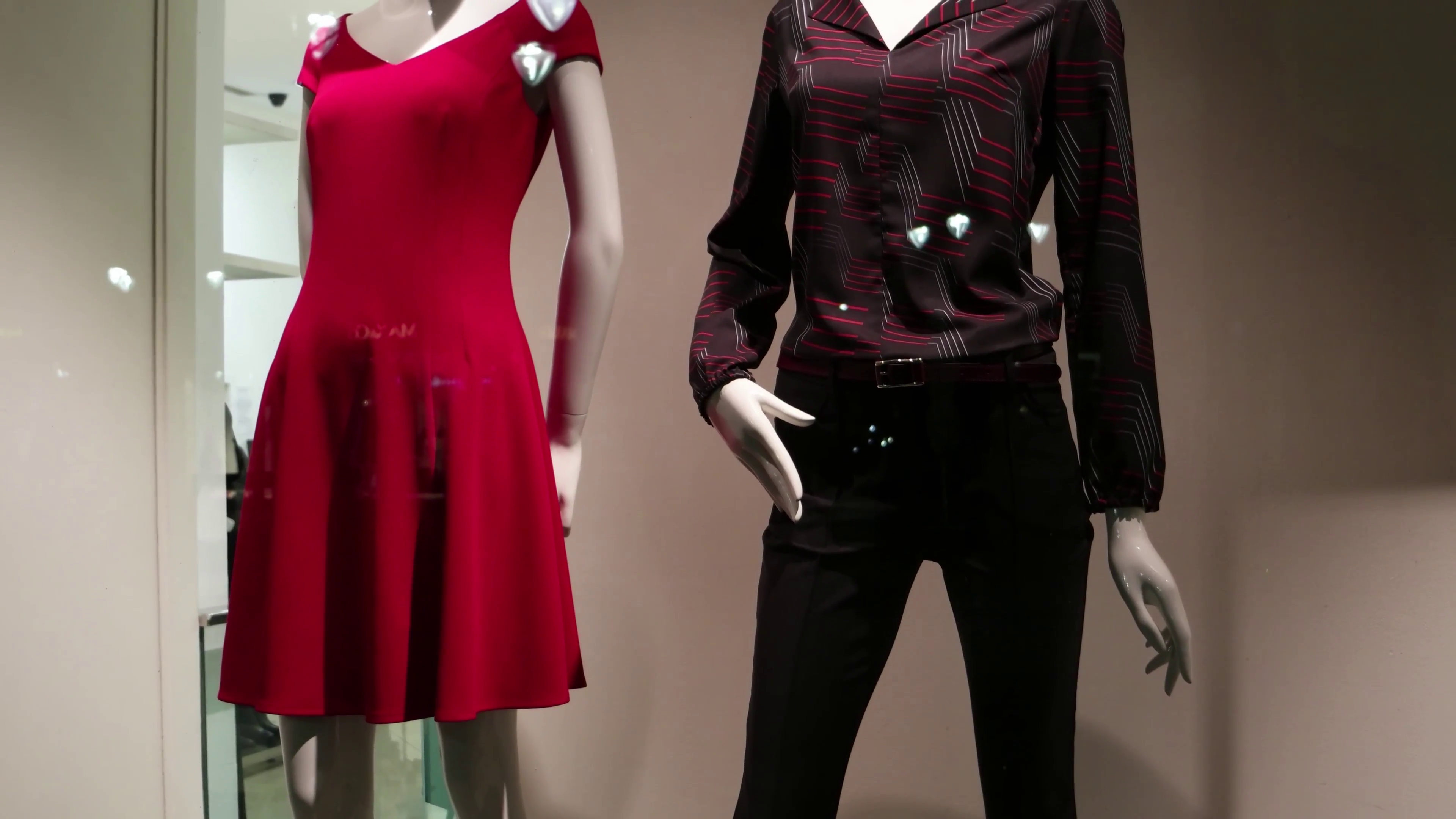Mannequins without faces in womens clothes are at shop window the ...
