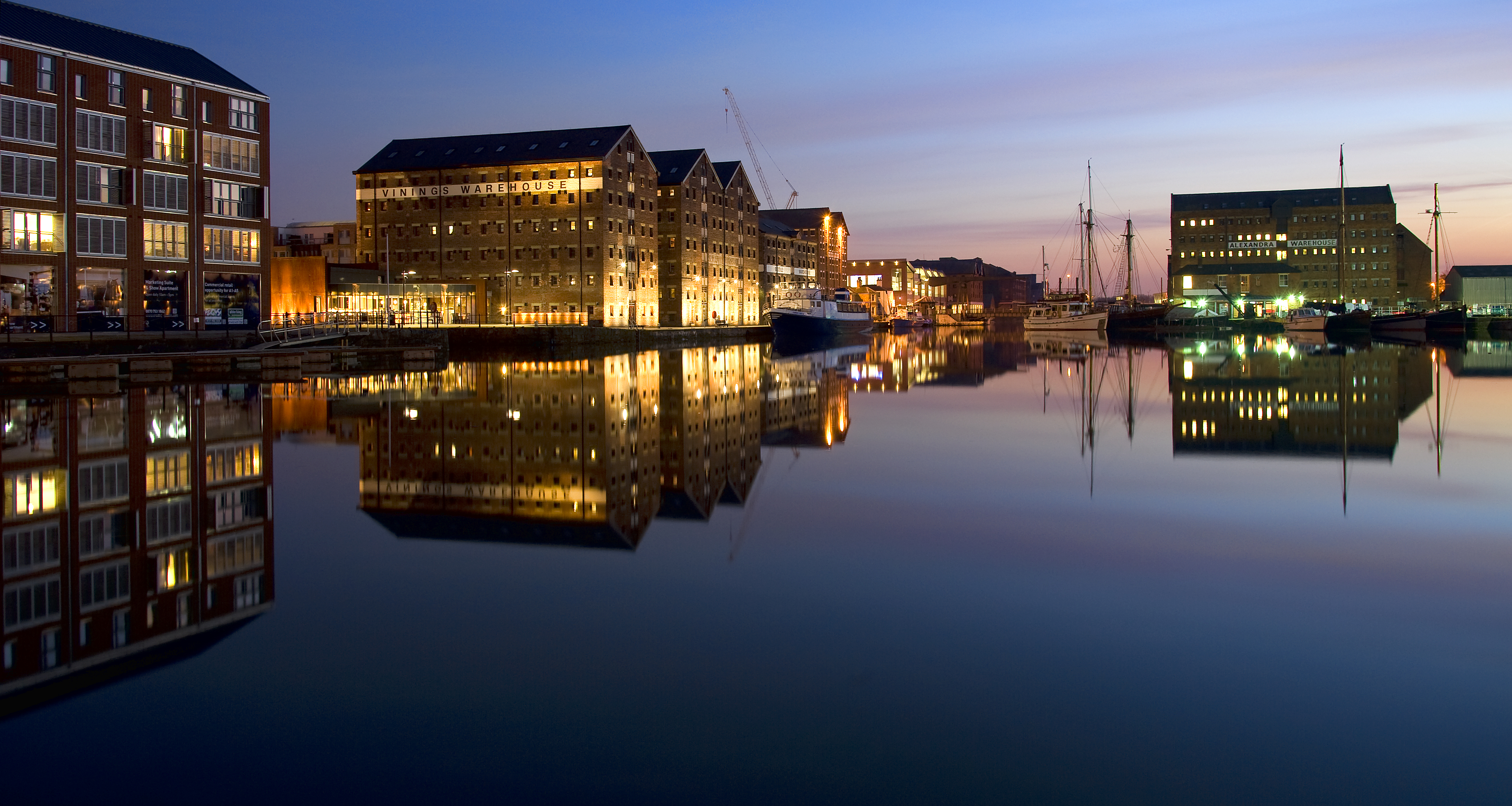 File:Gloucester Docks at Night.jpeg - Wikimedia Commons