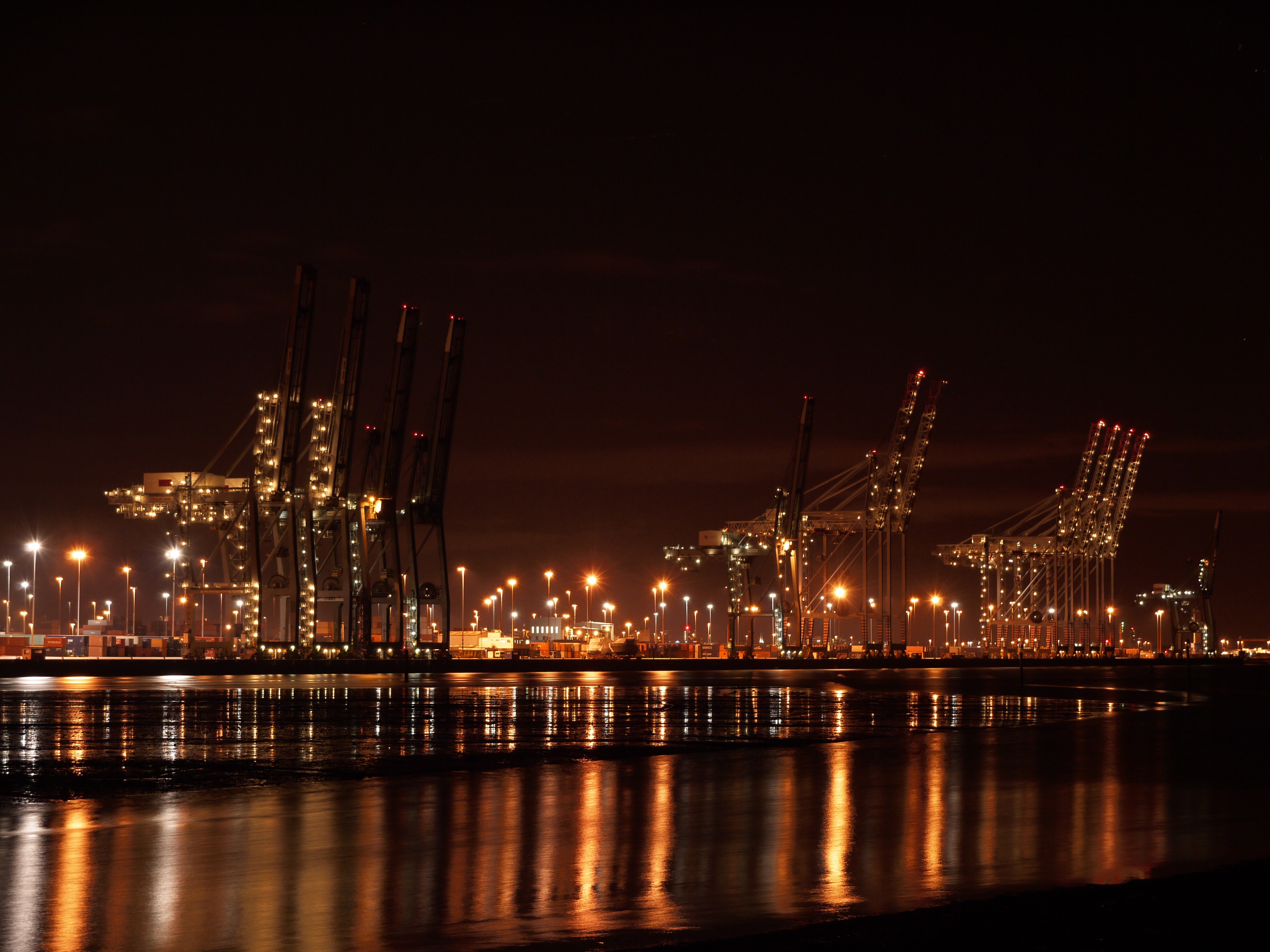 File:Southampton docks at night 4 seconds.JPG - Wikimedia Commons