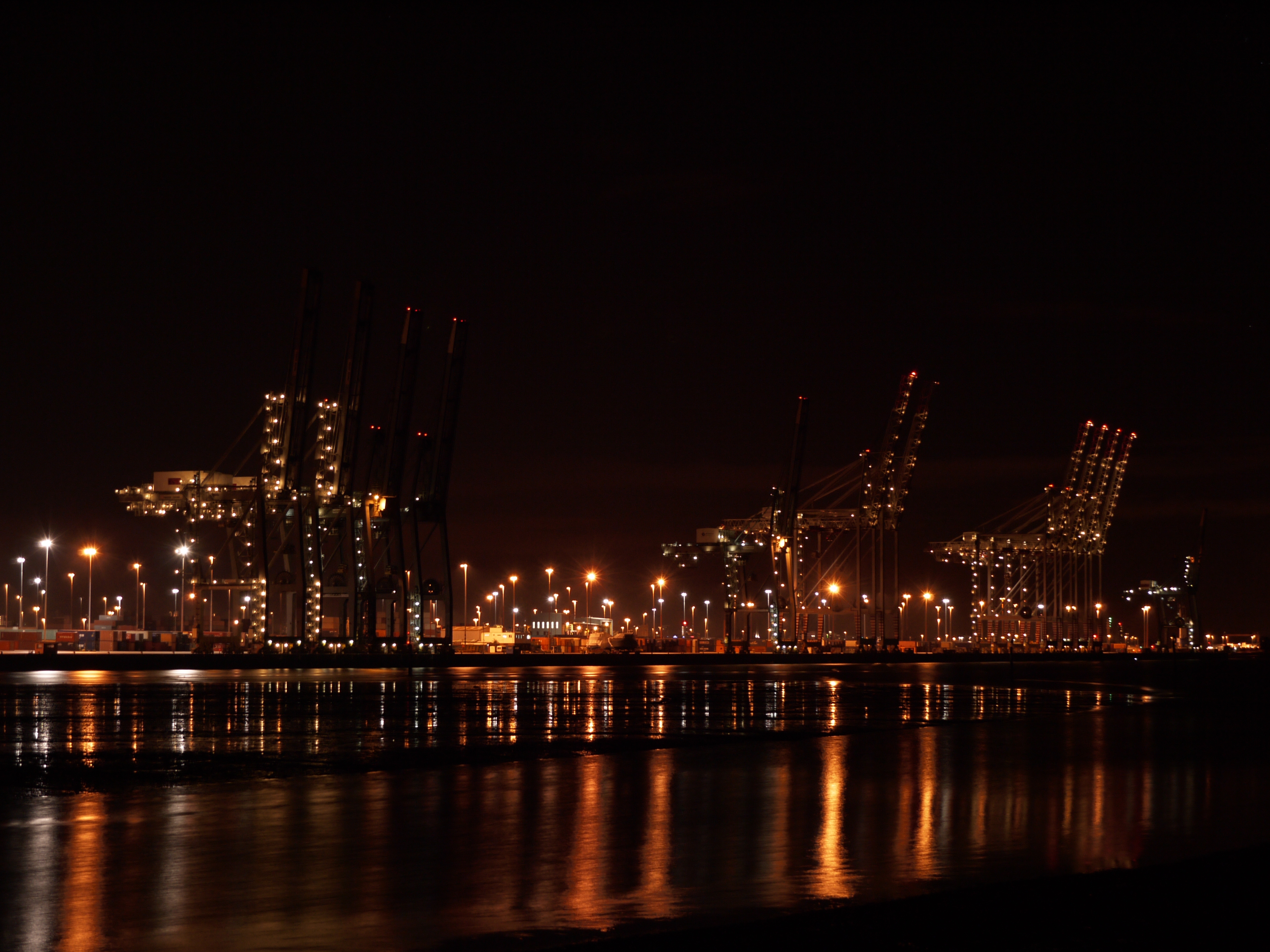 File:Southampton docks at night 2 seconds.JPG - Wikimedia Commons