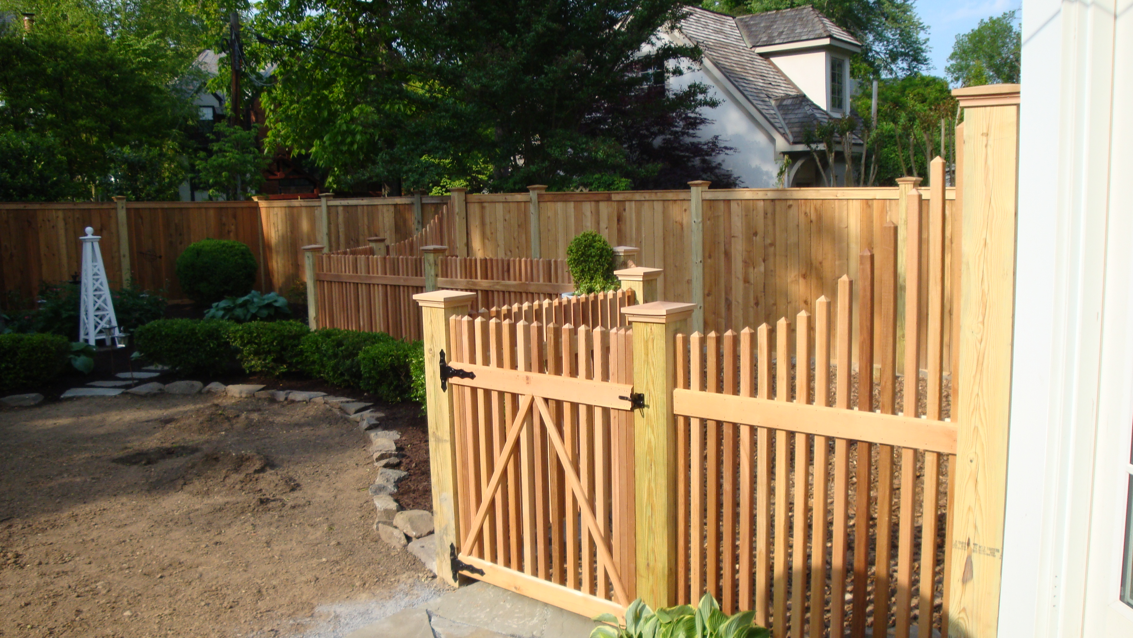 Potomac Fences – Dog Fence & Flatboard