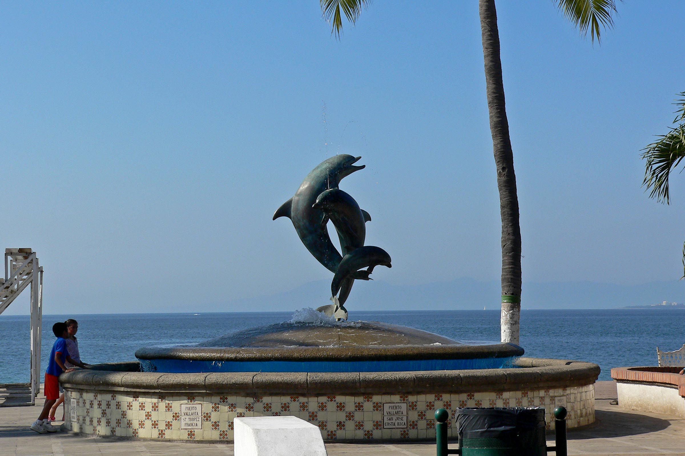 File:Puerto Vallarta dolphin statue.jpg - Wikimedia Commons