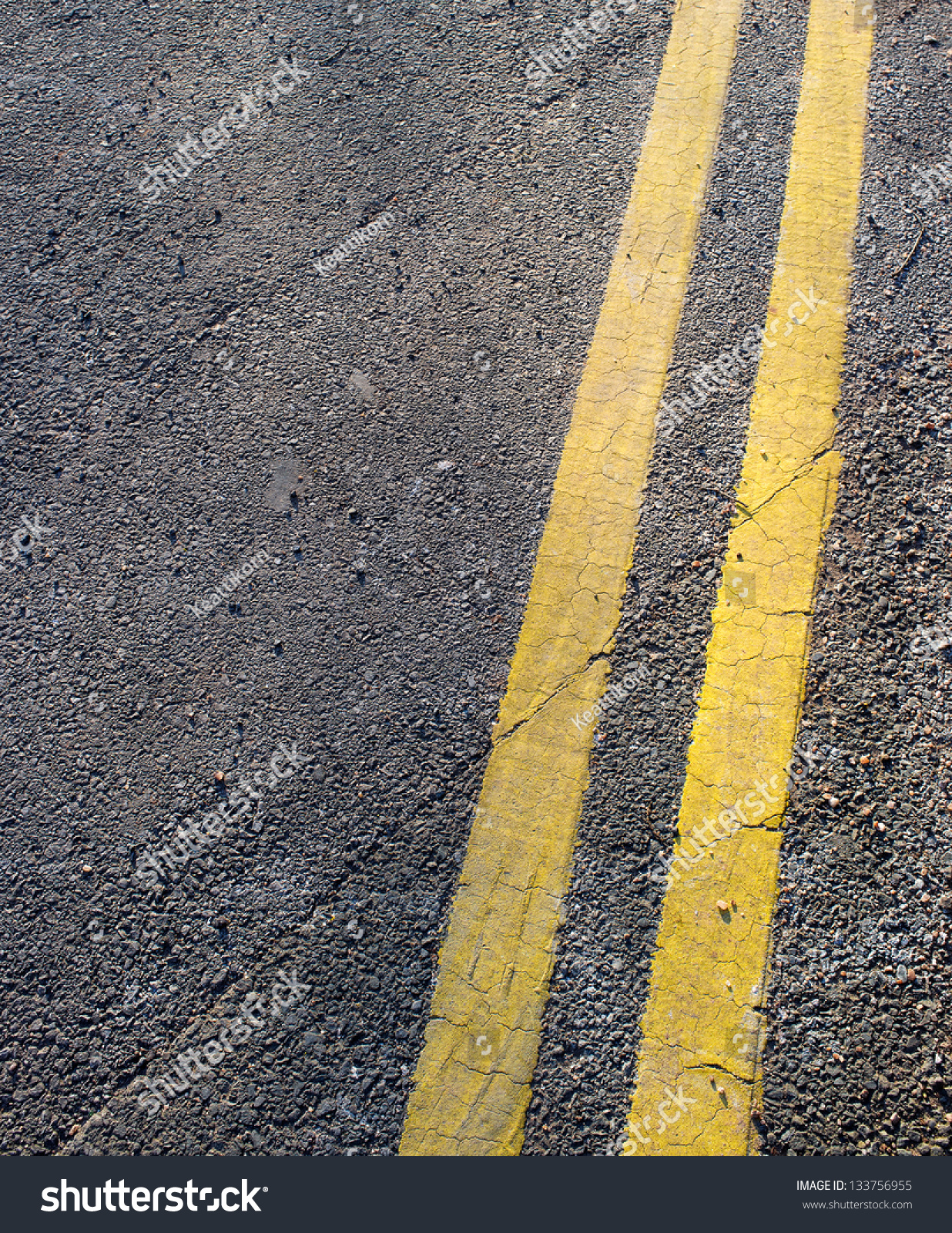 Road Double Yellow Lines Stock Photo (Royalty Free) 133756955 ...