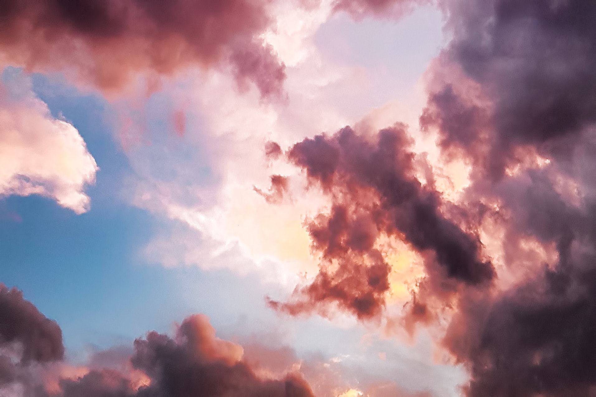 Hãy ngẩn ngơ để đồng hành cùng những đám mây đỏ và xanh như thể đang đùa giỡn trên bầu trời. Chúng ta cùng tìm những hình ảnh đẹp nhất về đám mây để giải tỏa căng thẳng trong cuộc sống nhé.