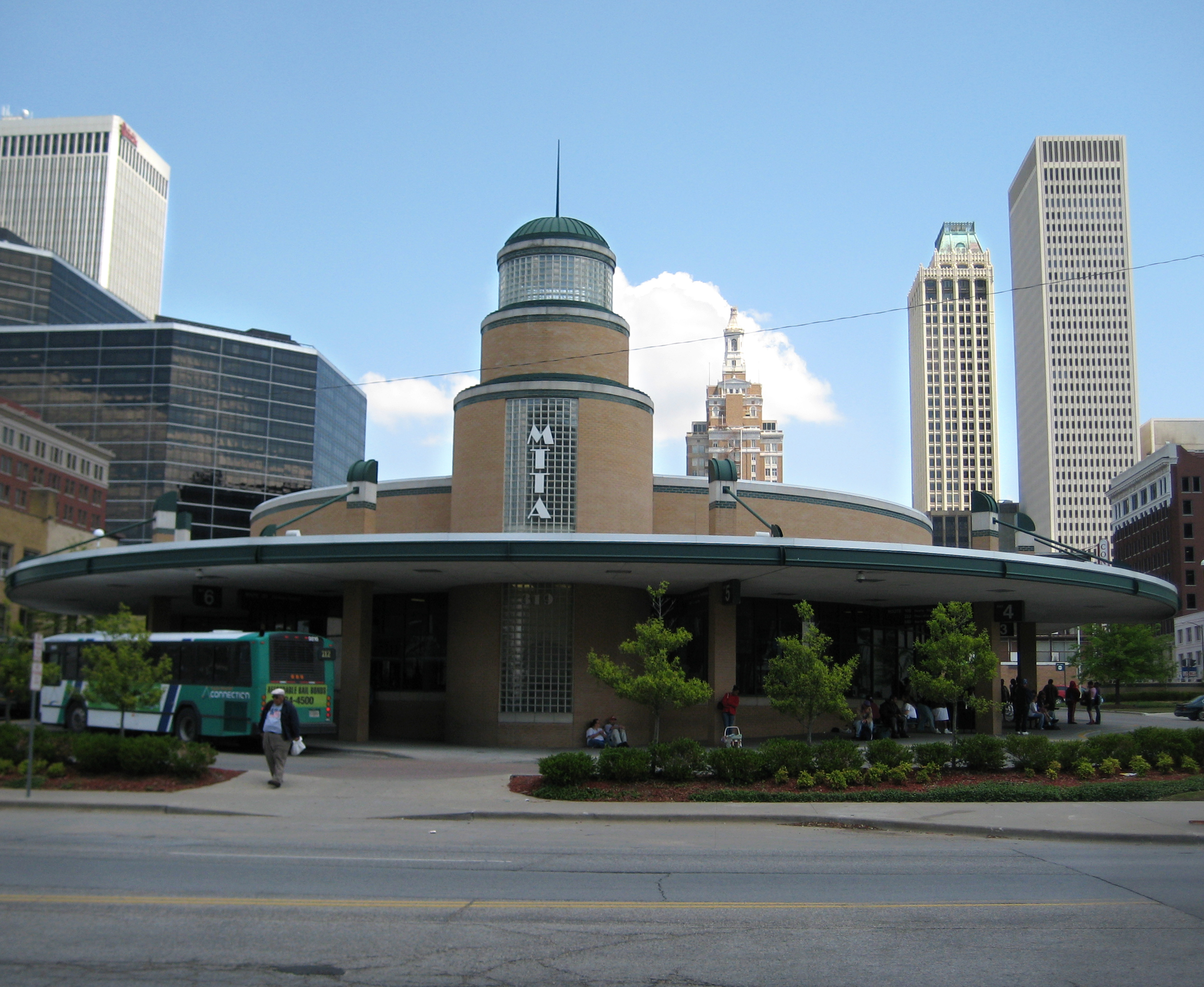 File:Downtown Tulsa Bus Stop.jpg - Wikimedia Commons