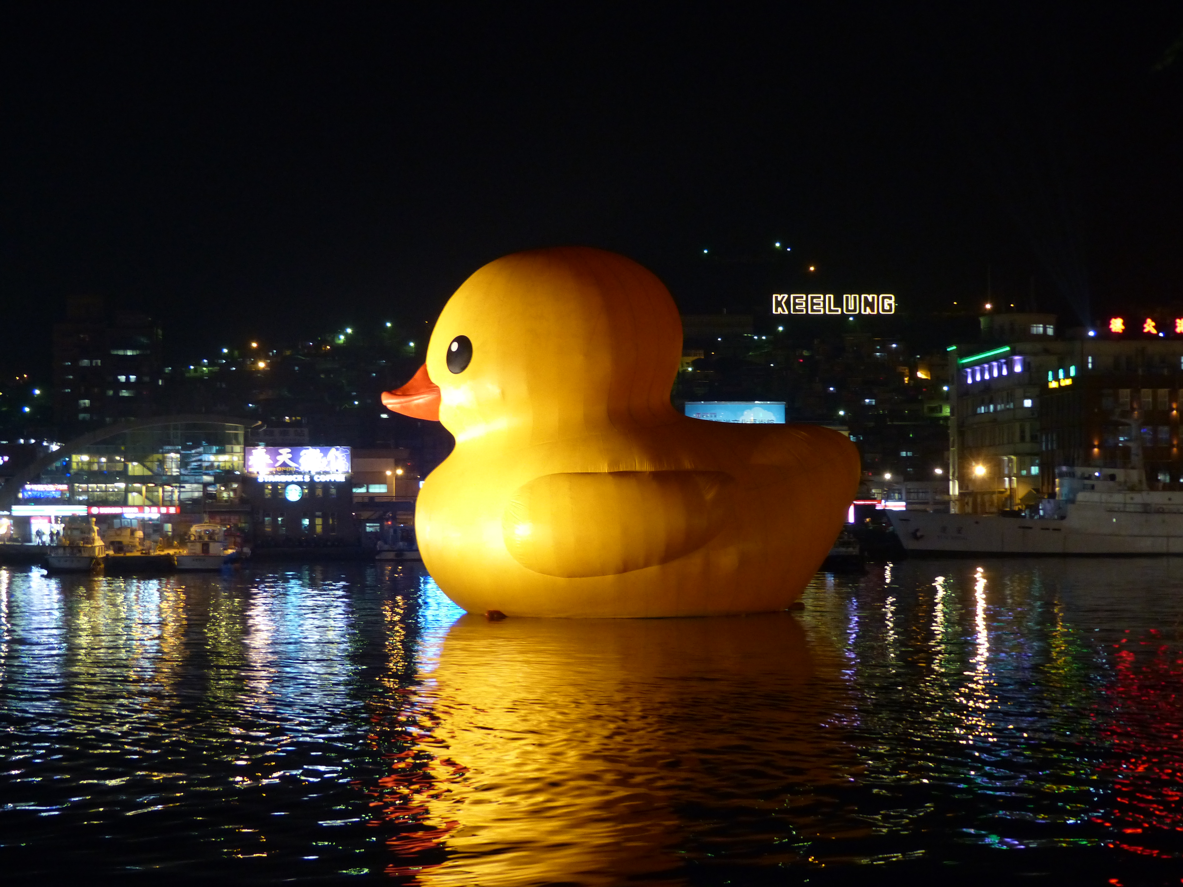File:Rubber Duck Left Side View in Night 20140107.jpg - Wikimedia ...