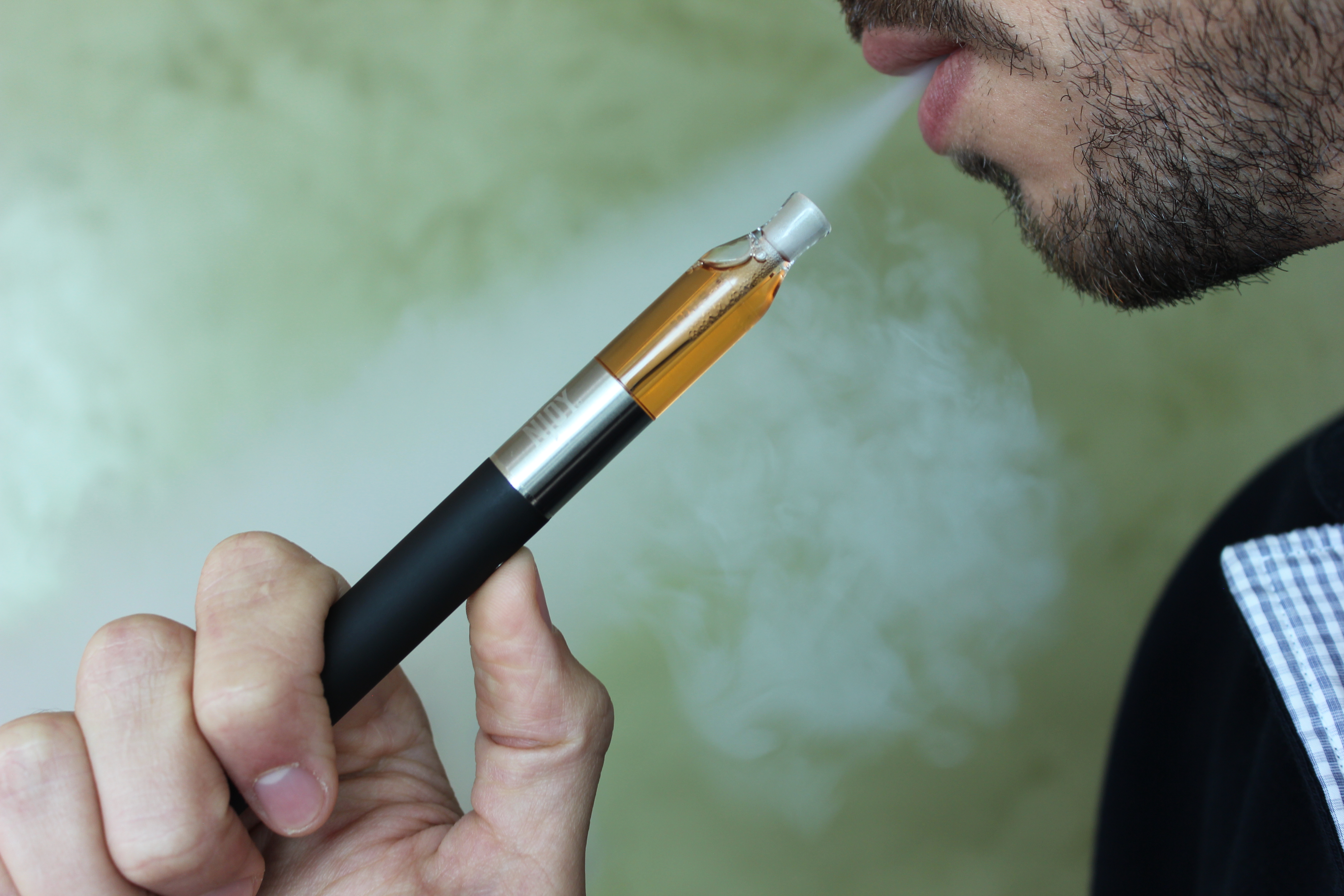 File:Vapor Emitted by Vaping An E-Cigarette Vaporizer Pen.JPG ...