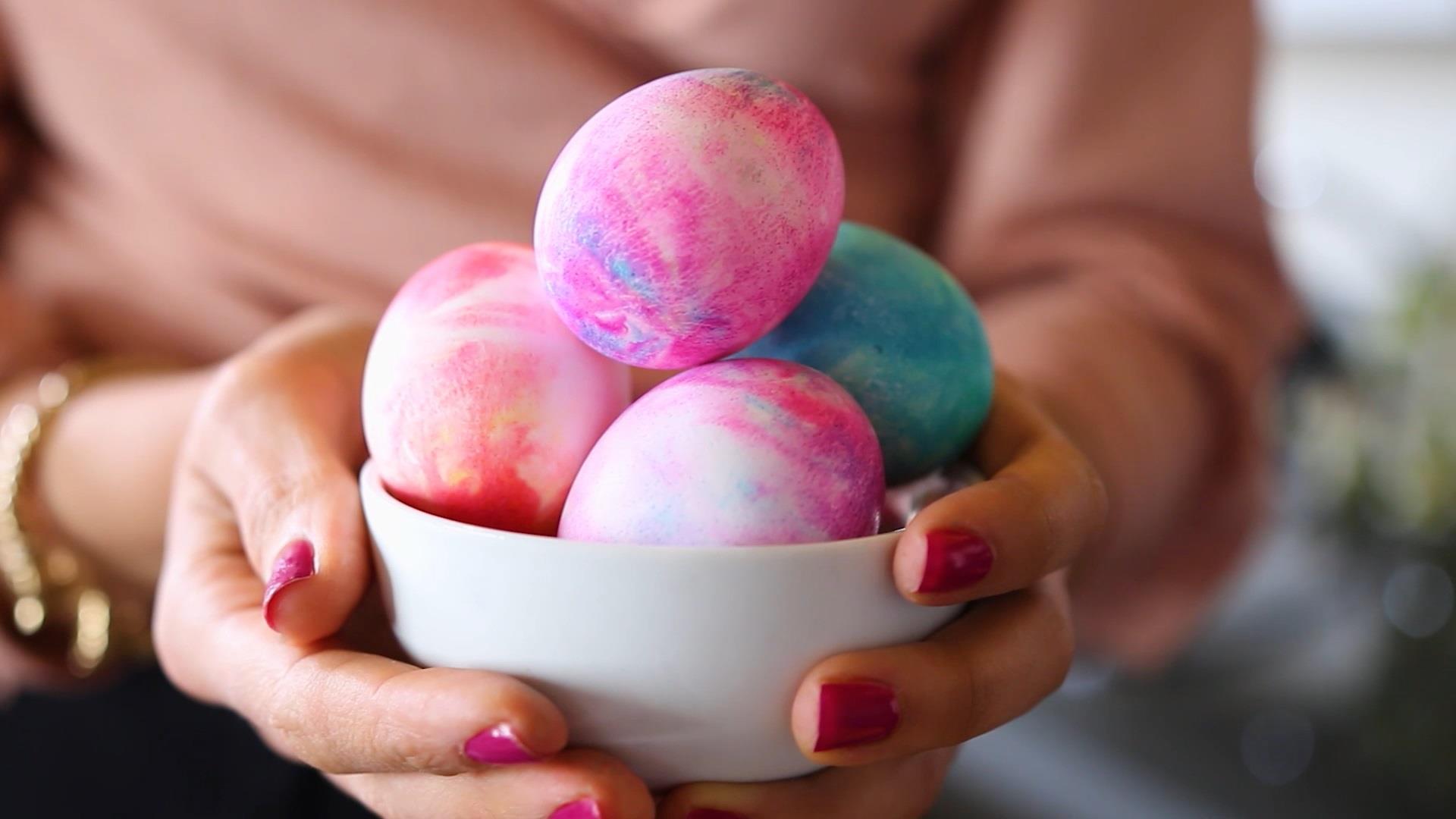 How to decorate Easter eggs using shaving cream