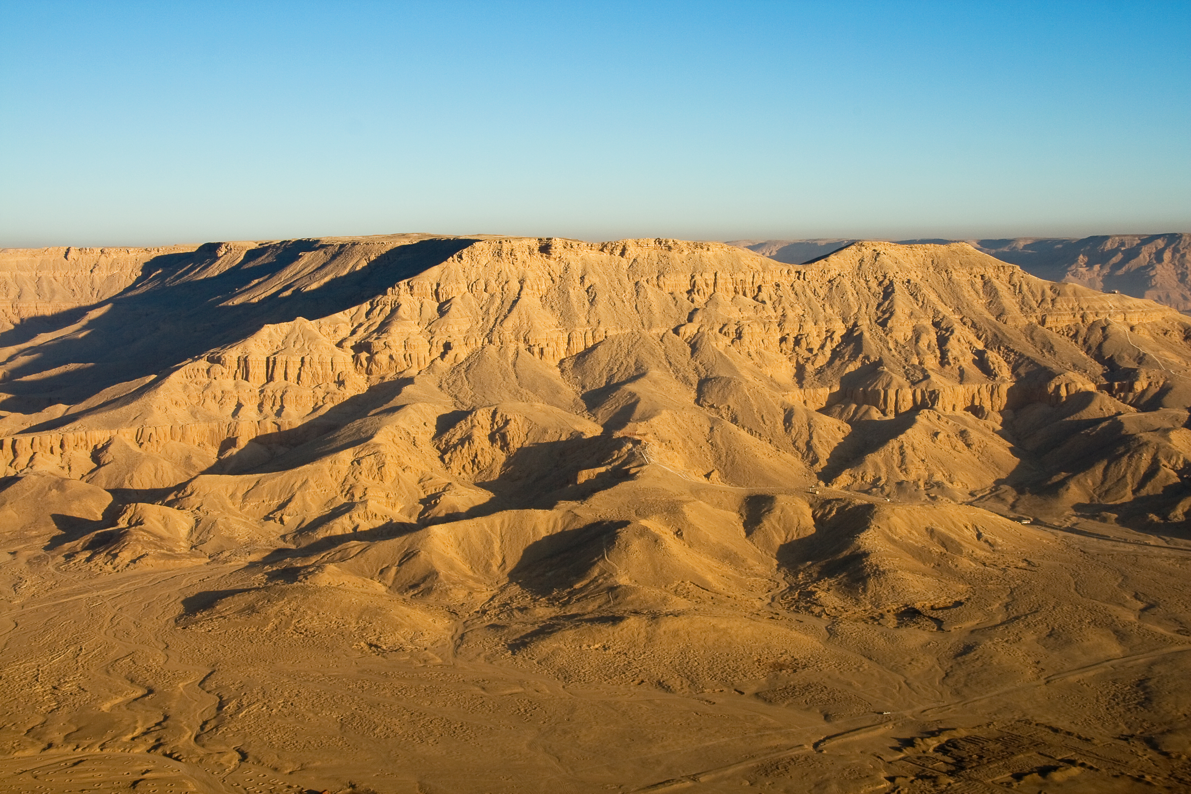 File:Egypt's Desert Mountains 2009a.jpg - Wikimedia Commons