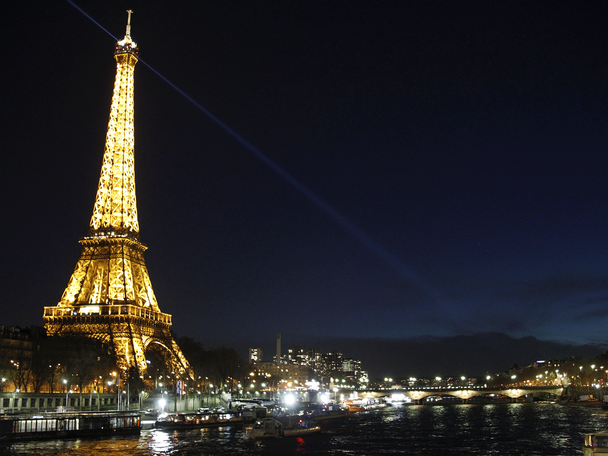 Paris turns off Eiffel Tower lights for Aleppo | The Independent