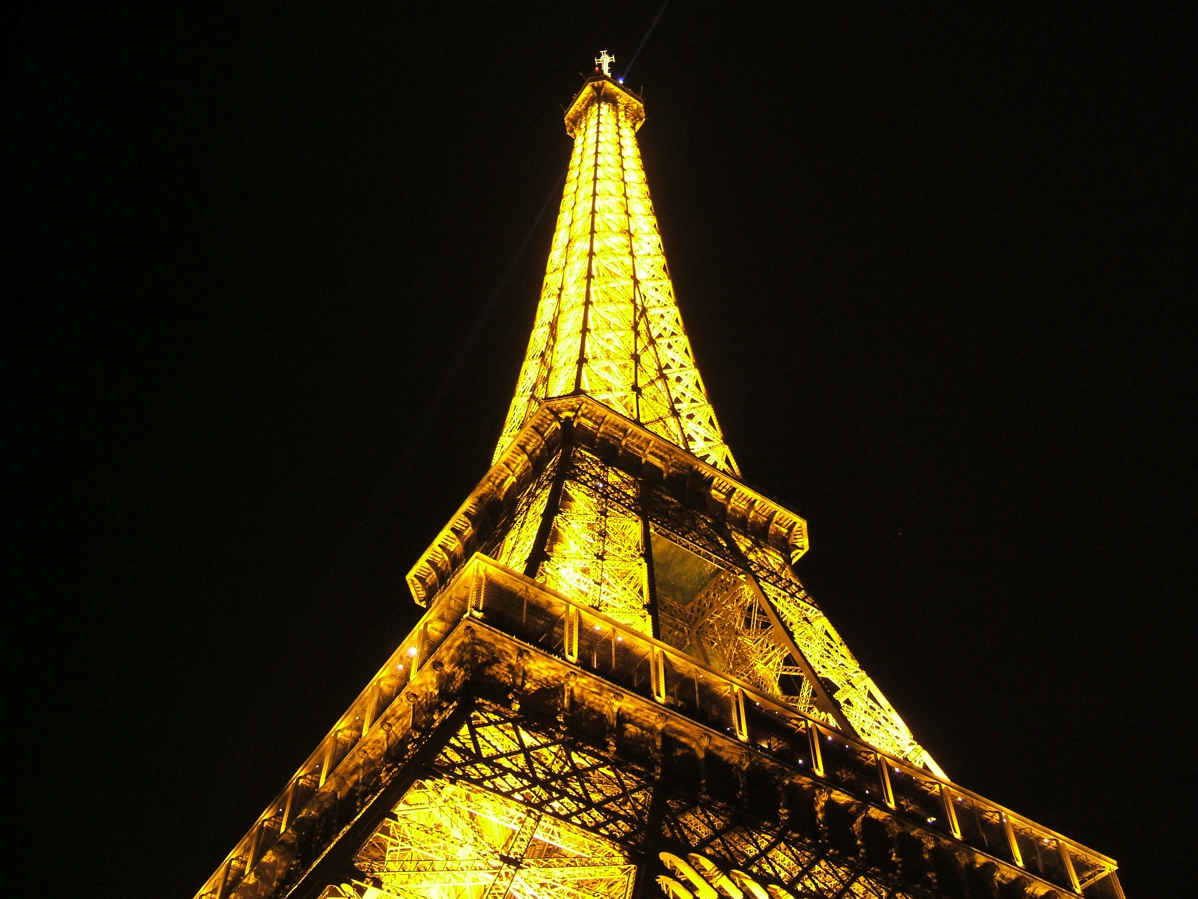 File:Eiffel Tower at night from bellow - 20051021.jpg - Wikimedia ...