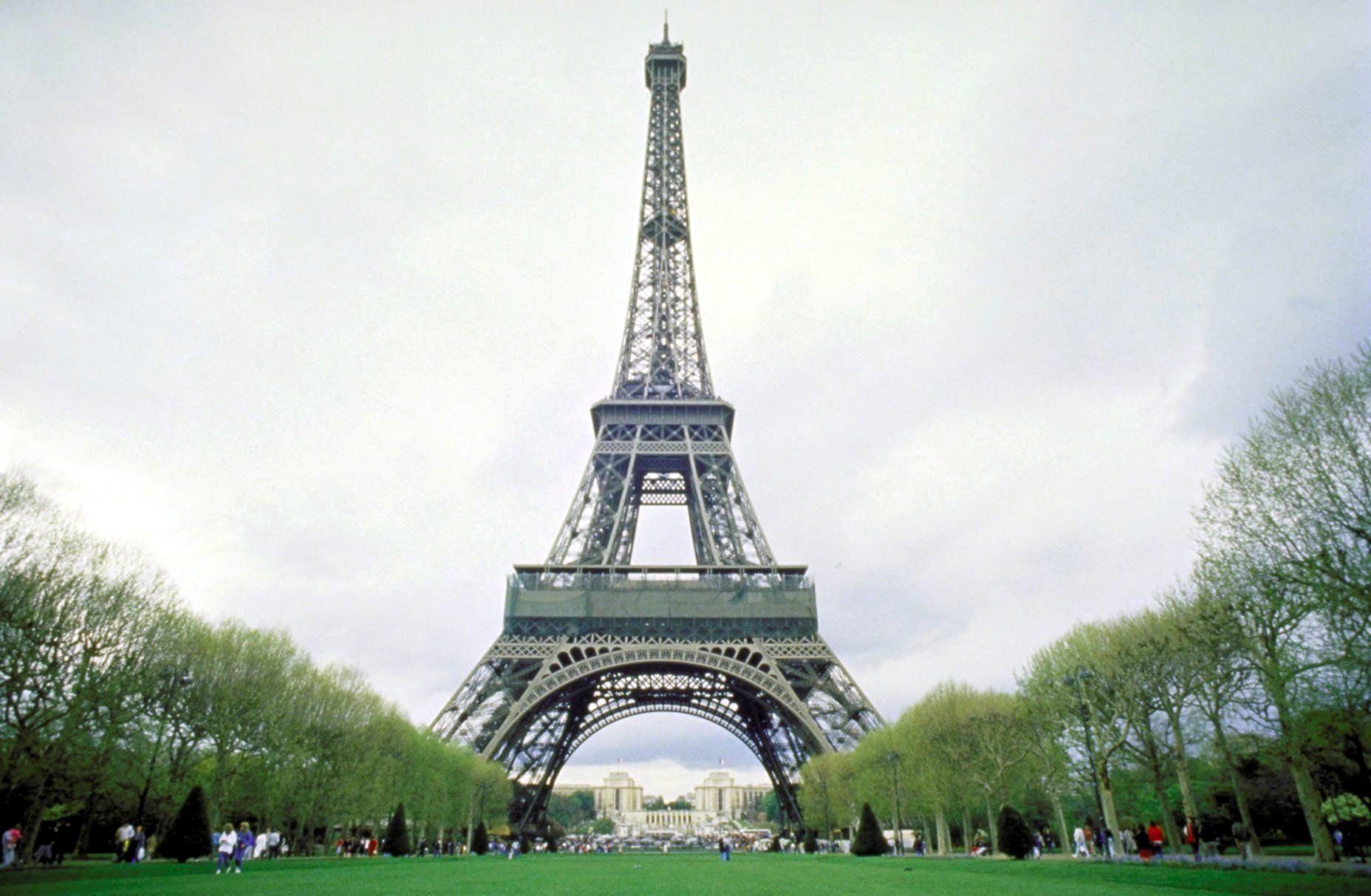 Eiffel Tower evacuated for an hour before 'suspicious package ...