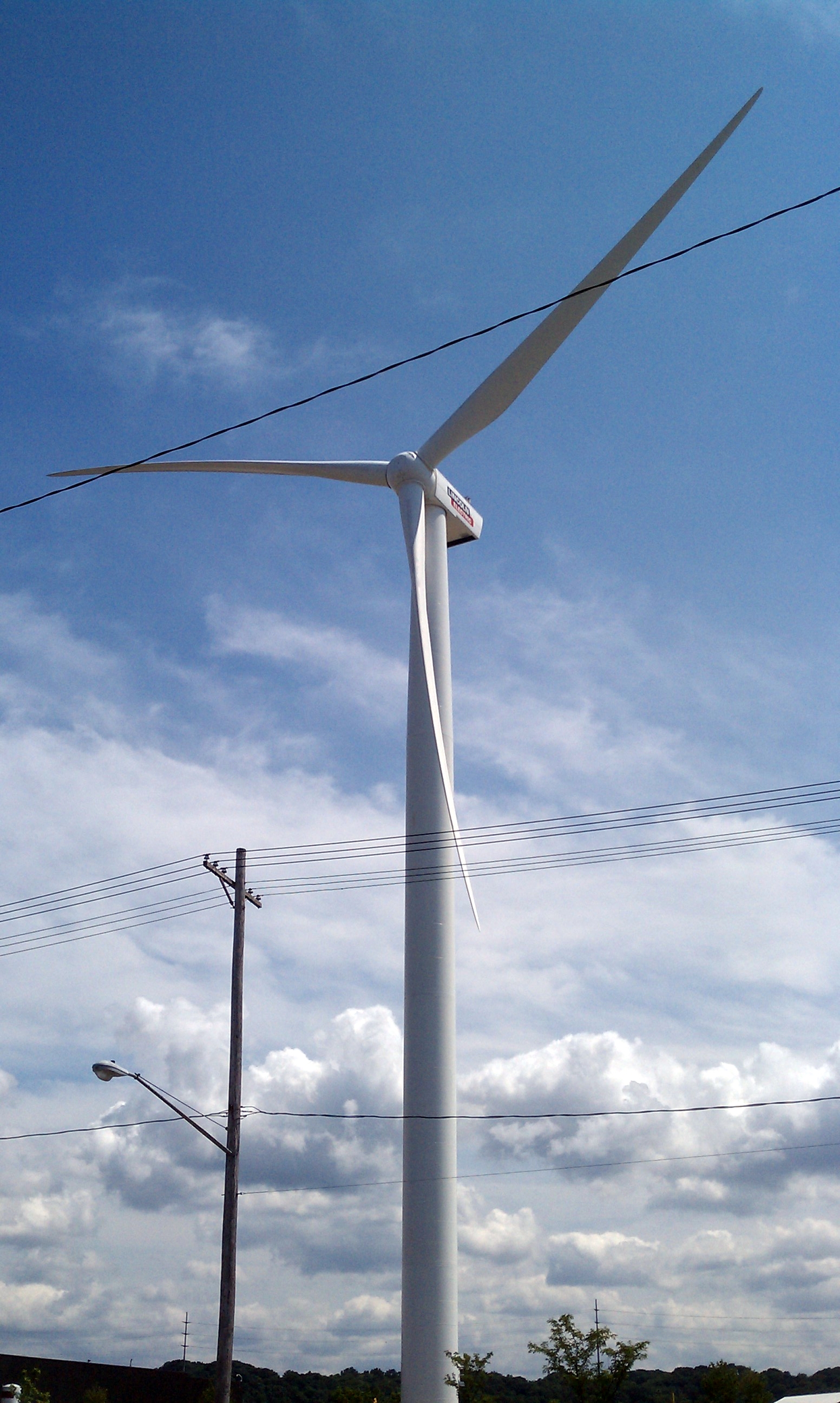 File:Lincoln Electric wind turbine.jpg - Wikimedia Commons