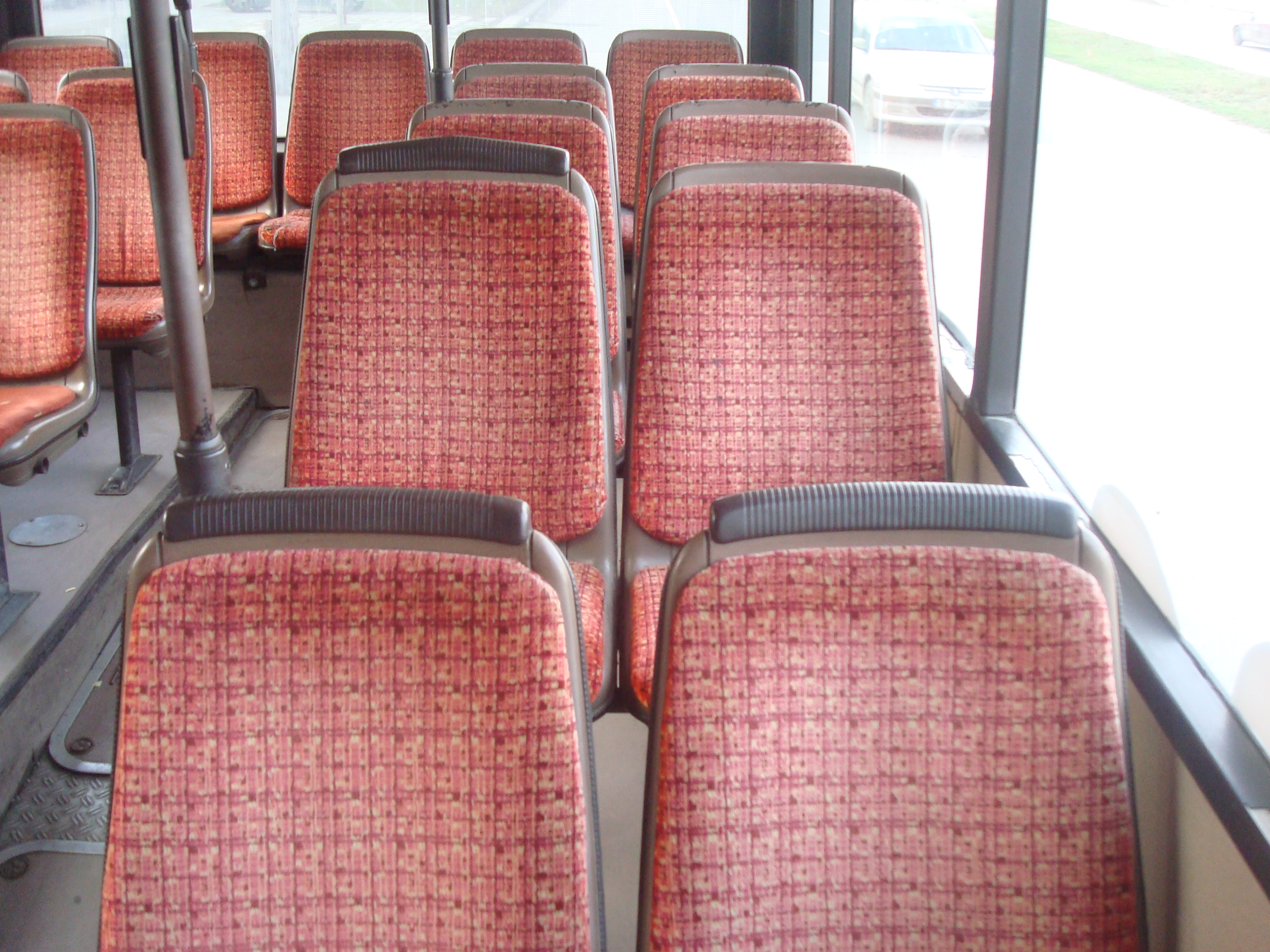 Без пассажирских сидений. Сиденья в автобусе. Кресло в автобусе. Пустые сидения в автобусе. Задние сиденья автобуса.