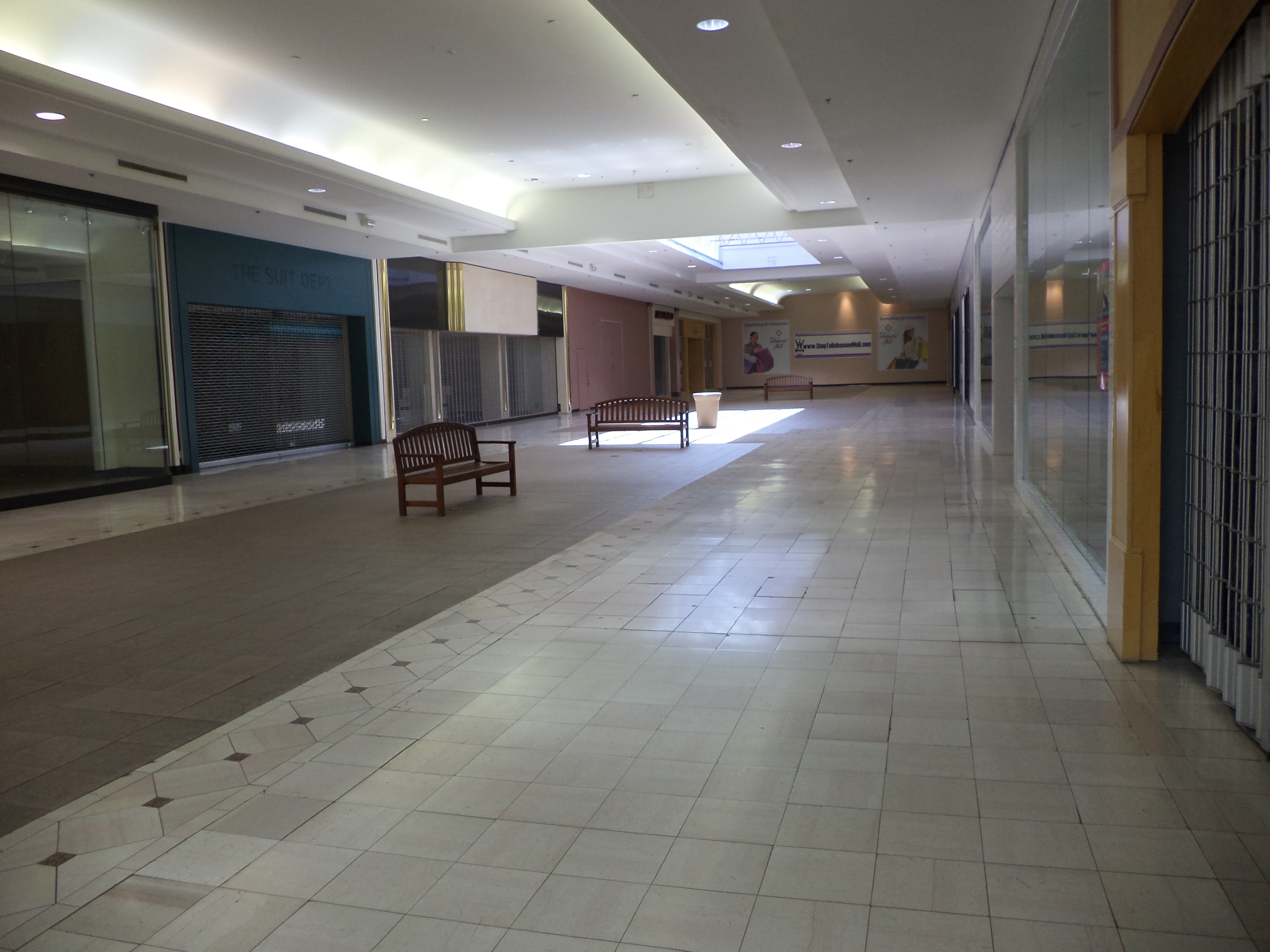 File:Empty Hallway, Tallahassee Mall.JPG - Wikimedia Commons