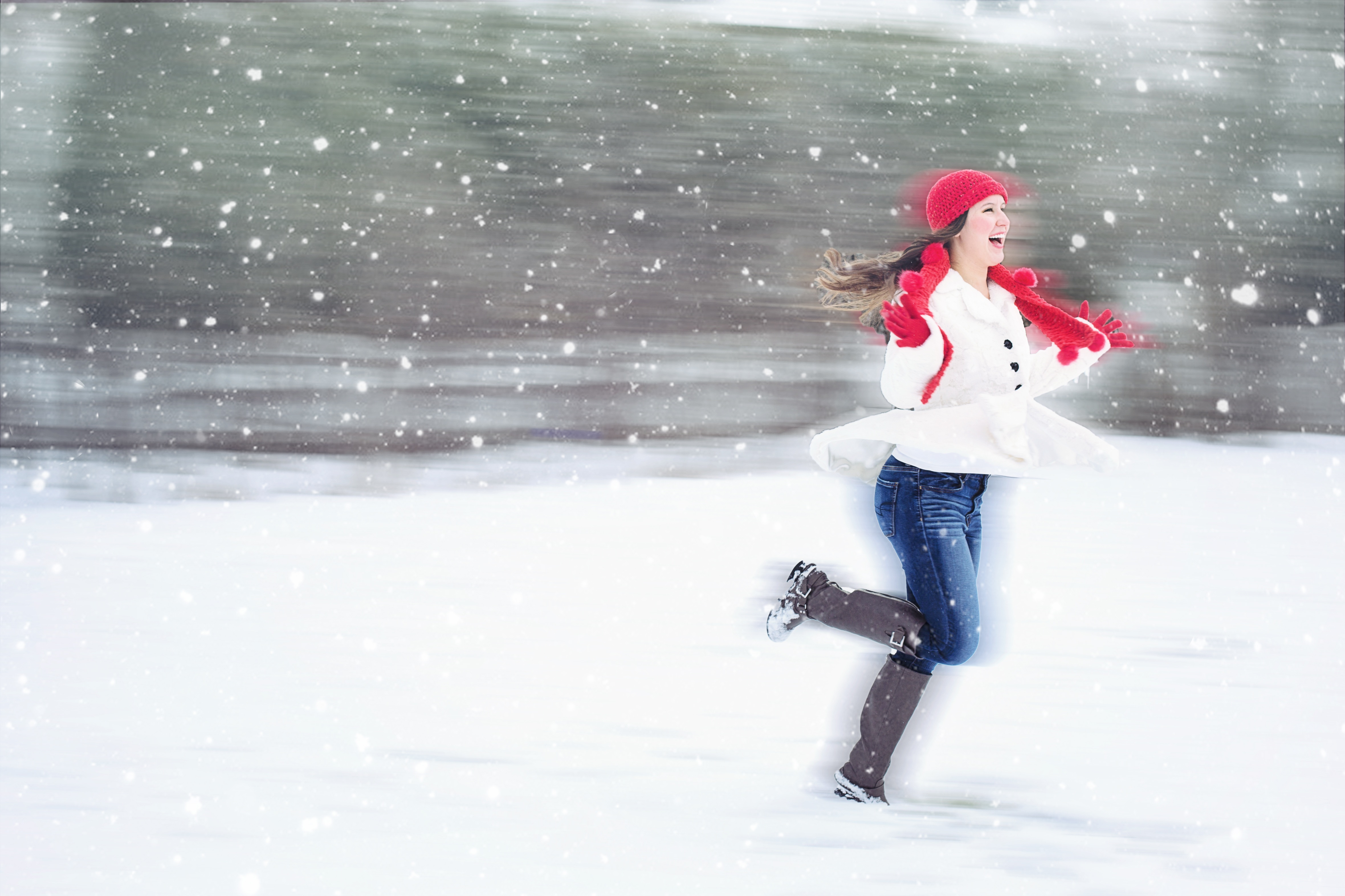 Бежать плясать. Радость зимой. Девушка зимой в снегу. Девушка идет по снегу. Девушка радость зима.