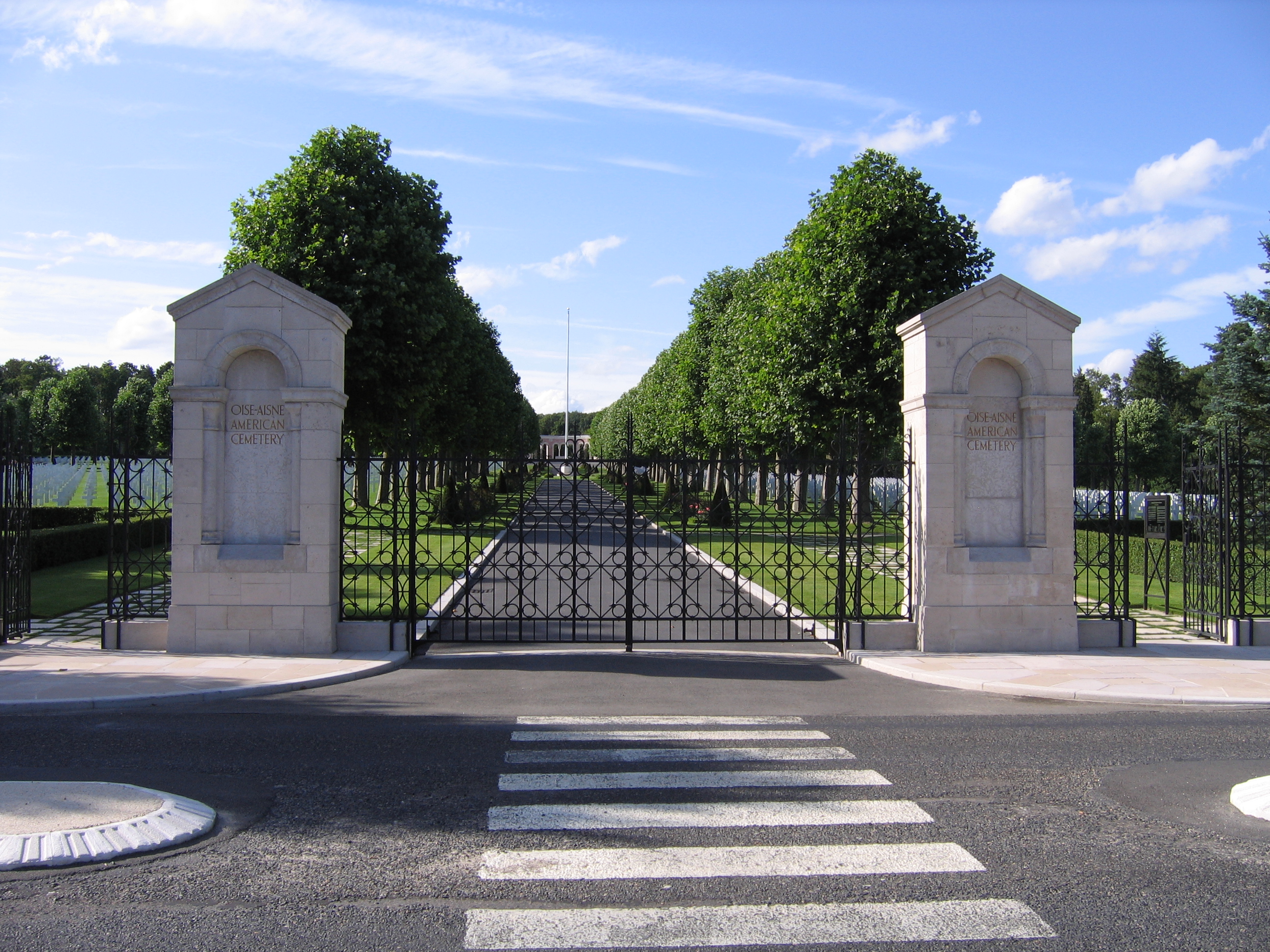 File:Seringes-et-Nesles Oise-Aisne American Cemetery entrance 2.jpg ...