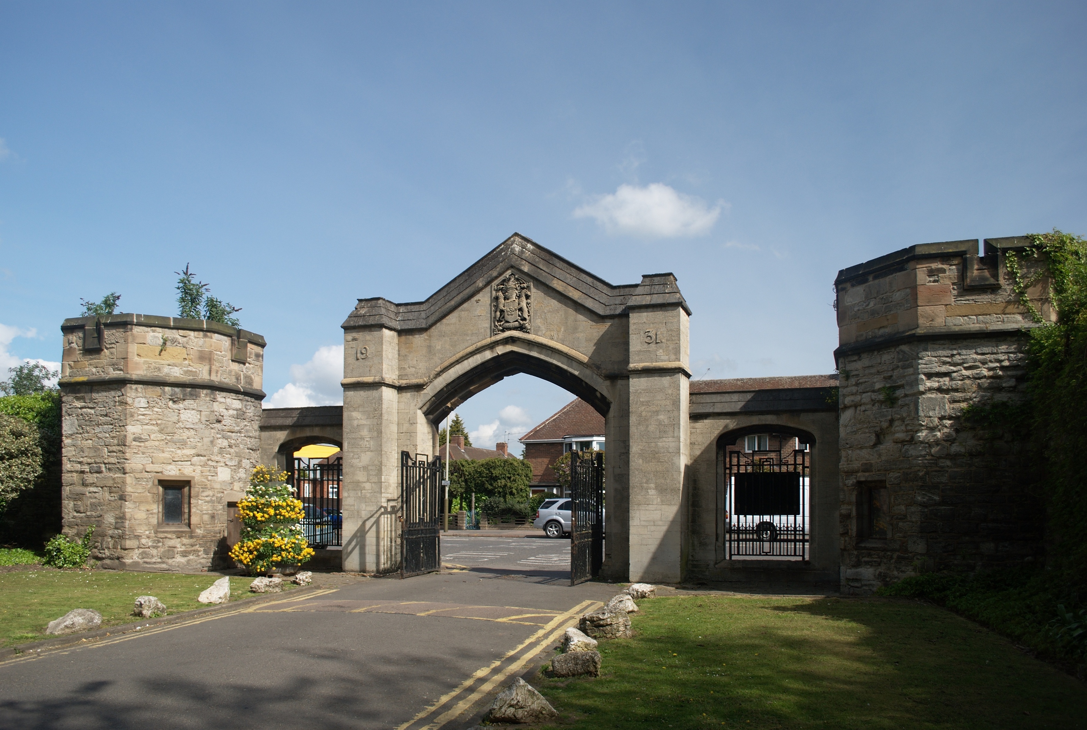 File:Abbey Park Leicester entrance gate.jpg - Wikimedia Commons