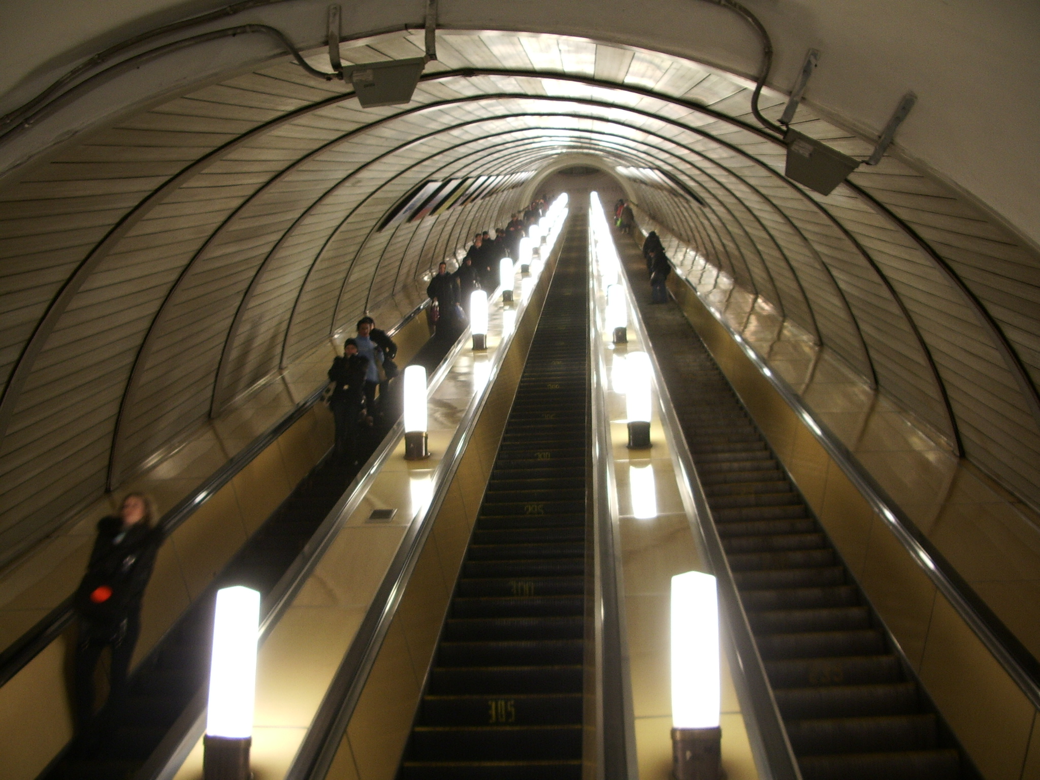 File:Dinamo metro escalator.JPG - Wikimedia Commons