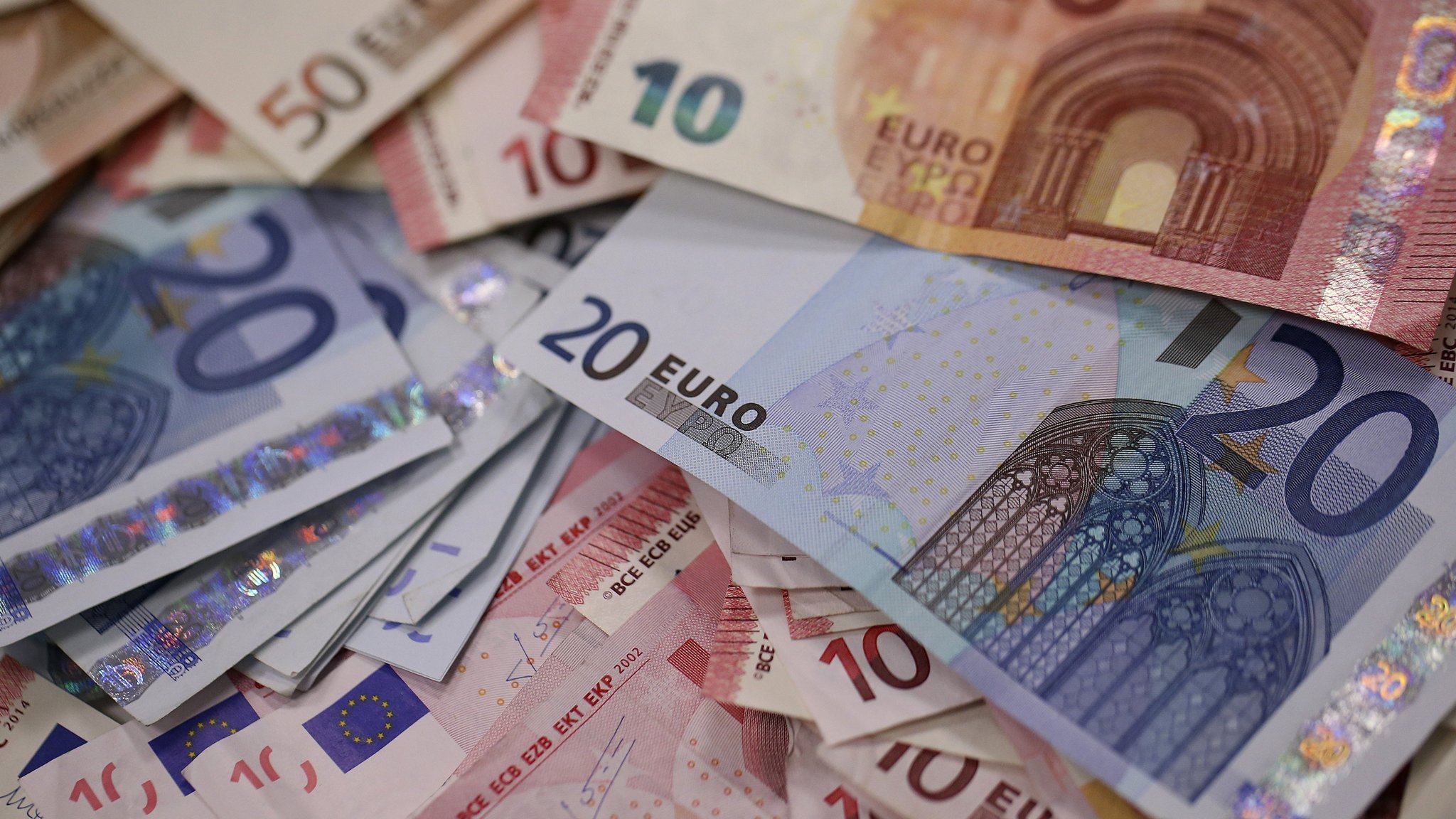 Euro set to follow 'U-shaped path' for 2018