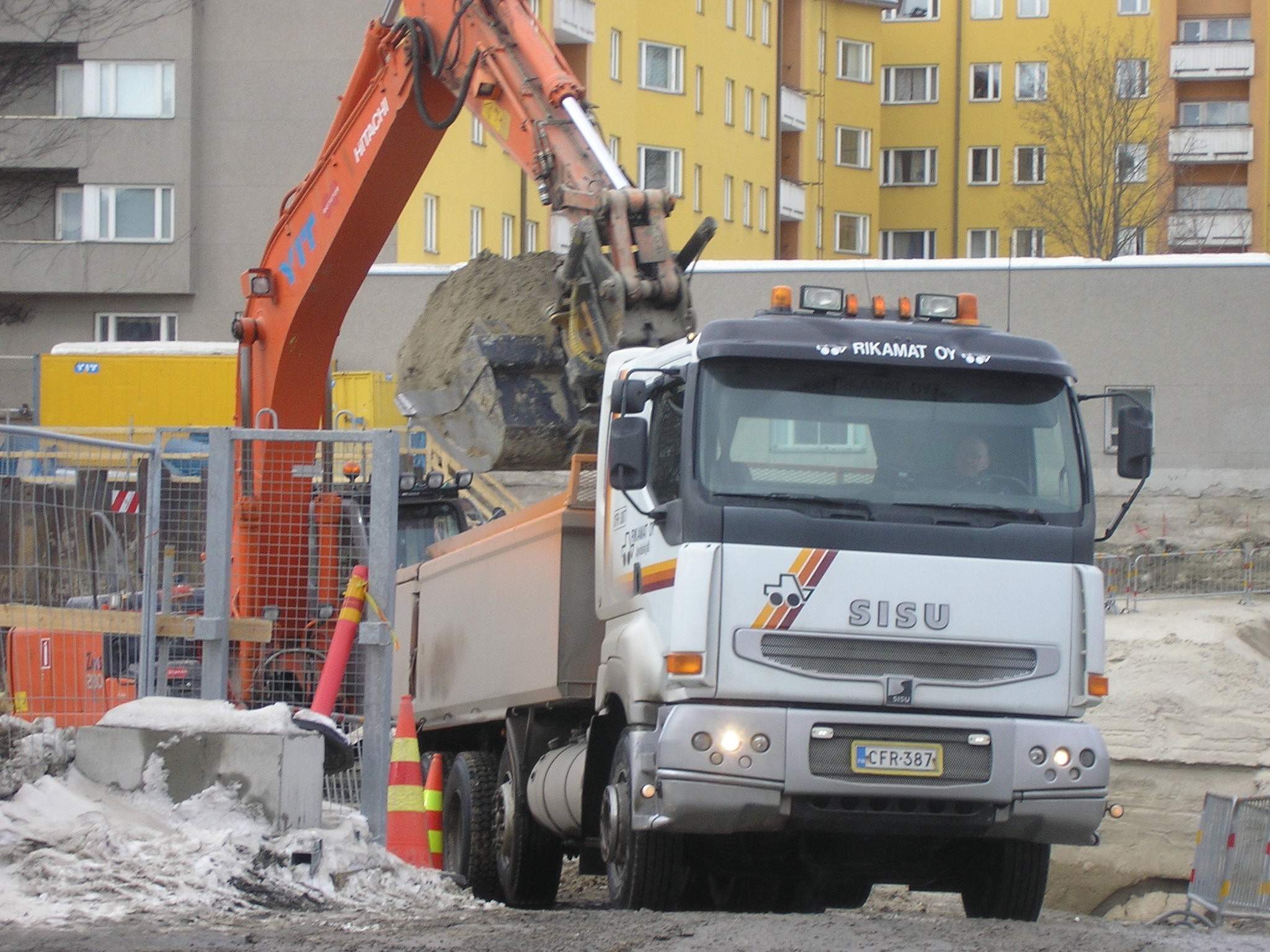 File:Excavator loading sand onto a truck in Jyväskylä.jpg ...