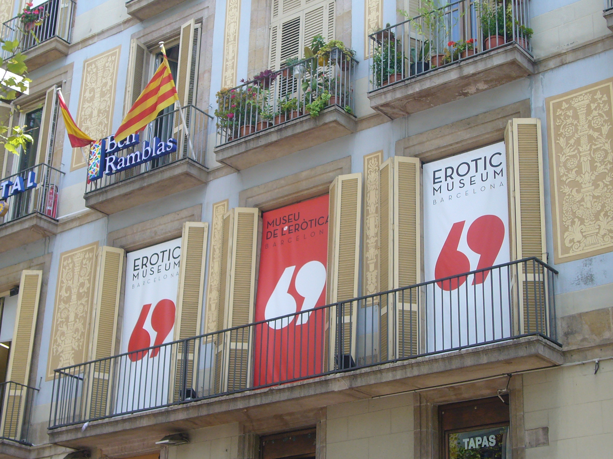File:Erotic Museum of Barcelona - facade.JPG - Wikimedia Commons