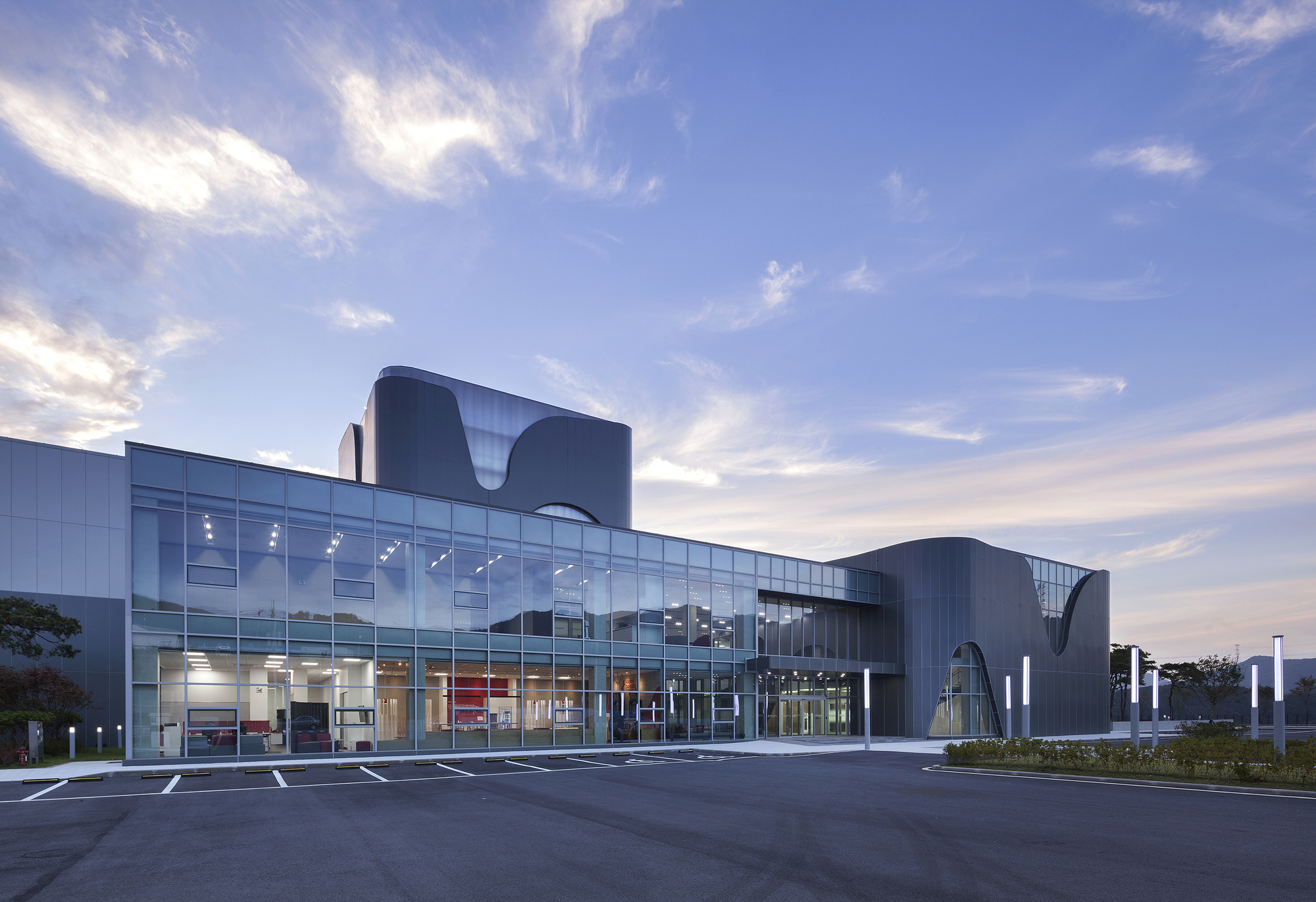 Harim Pet Food Factory & Visitor's Center / The Beck Group | ArchDaily