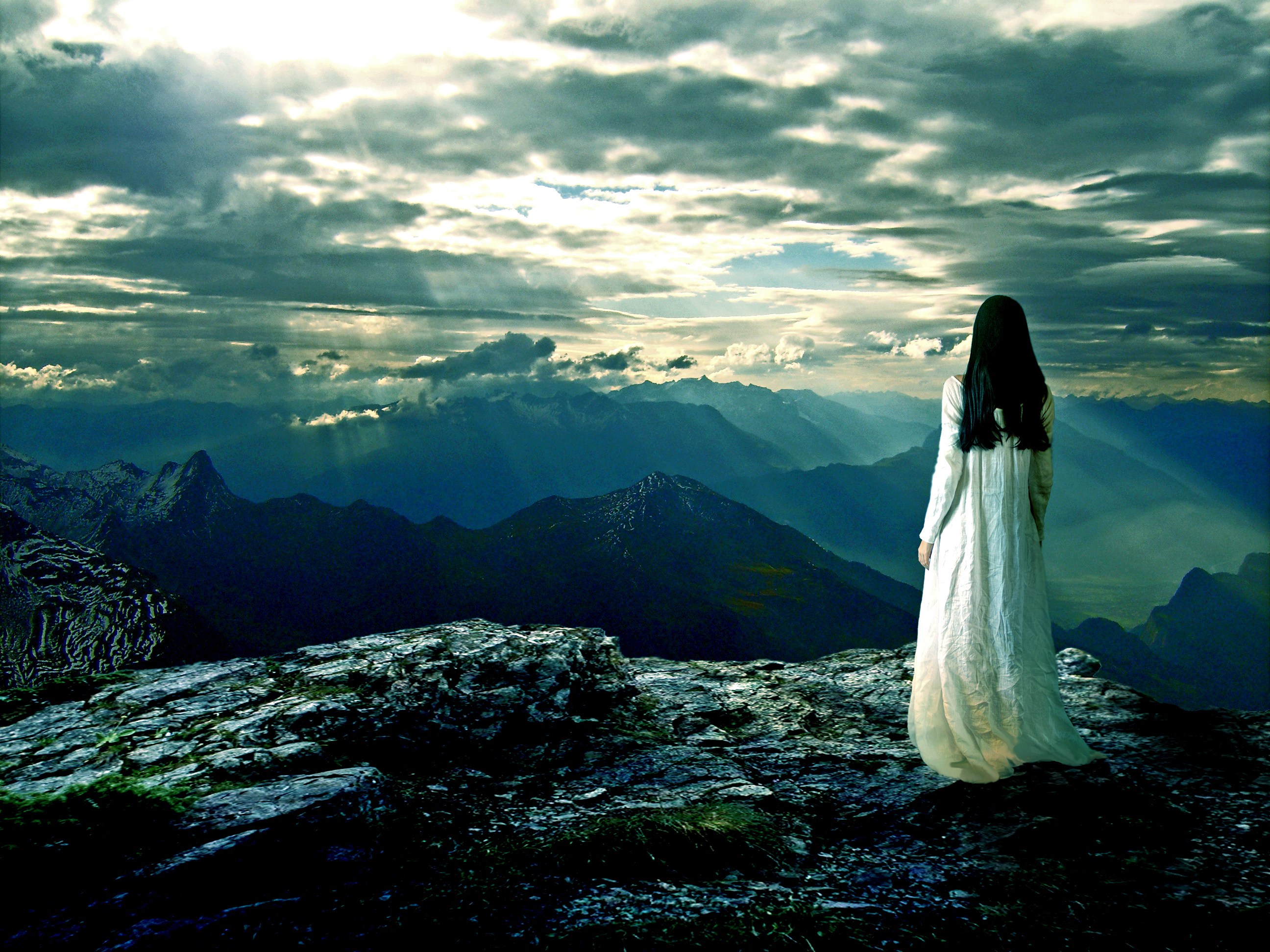 Горе души песня. Девушка в горах. Это одиночество. Фотосессия в горах. Уединение с природой.