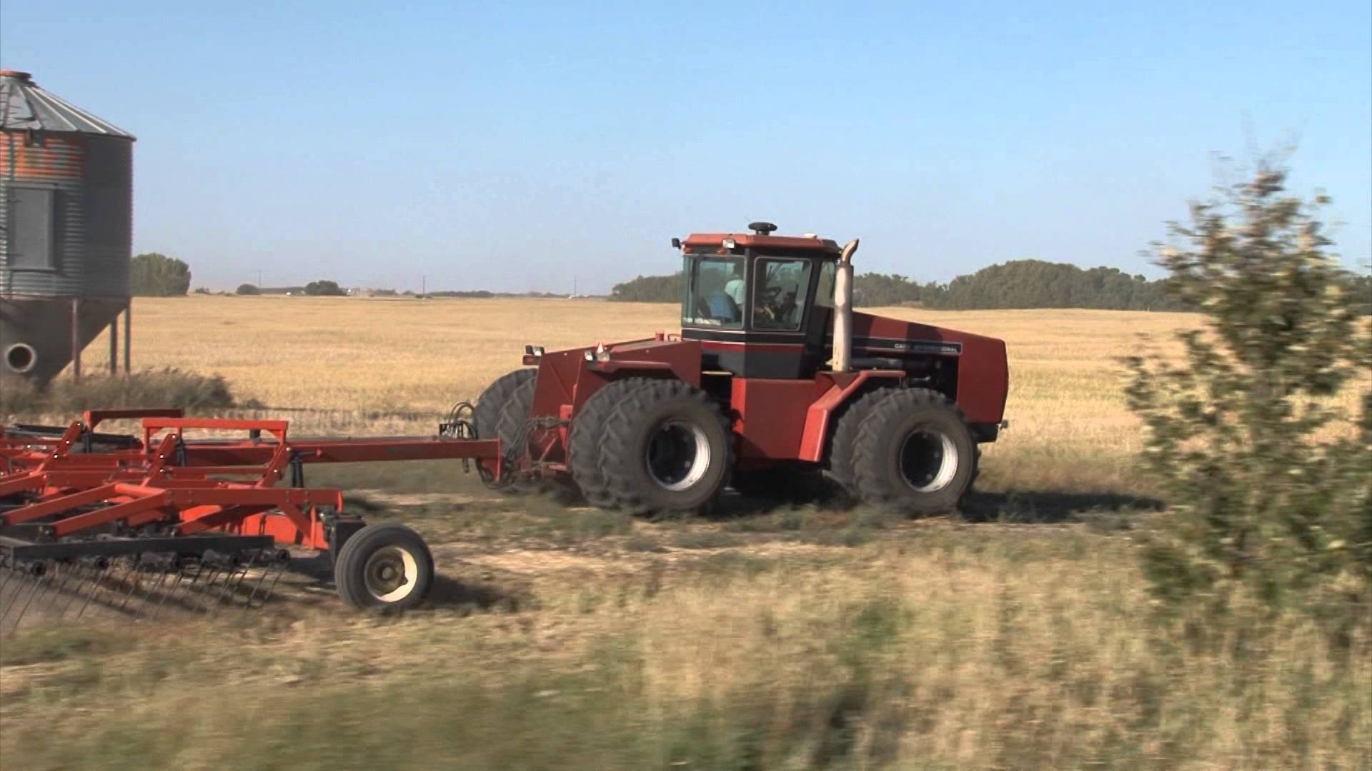 World's biggest farm tractors [by landtechnikvideos.de] - YouTube