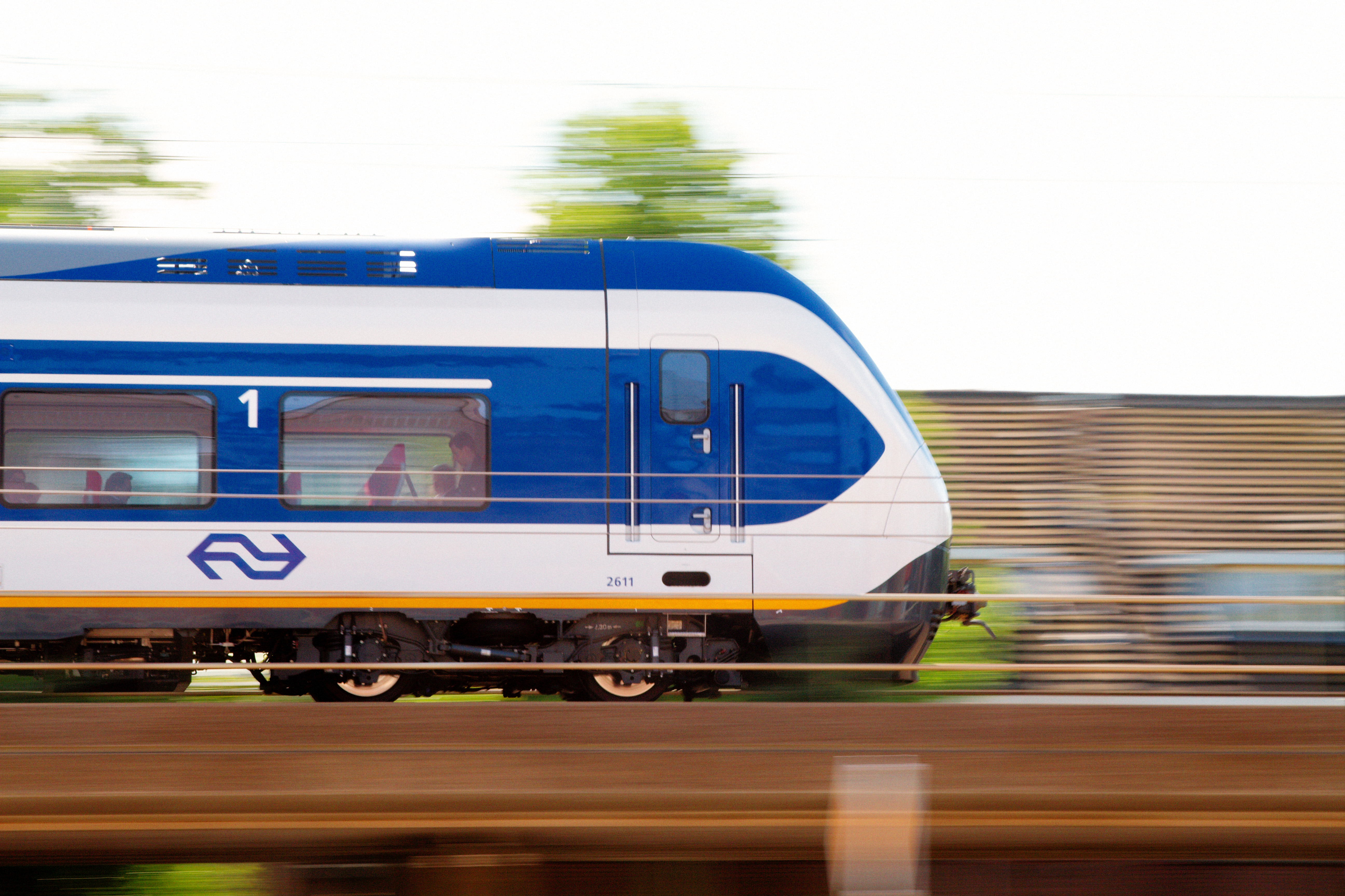 File:Fast train (4712207733).jpg - Wikimedia Commons
