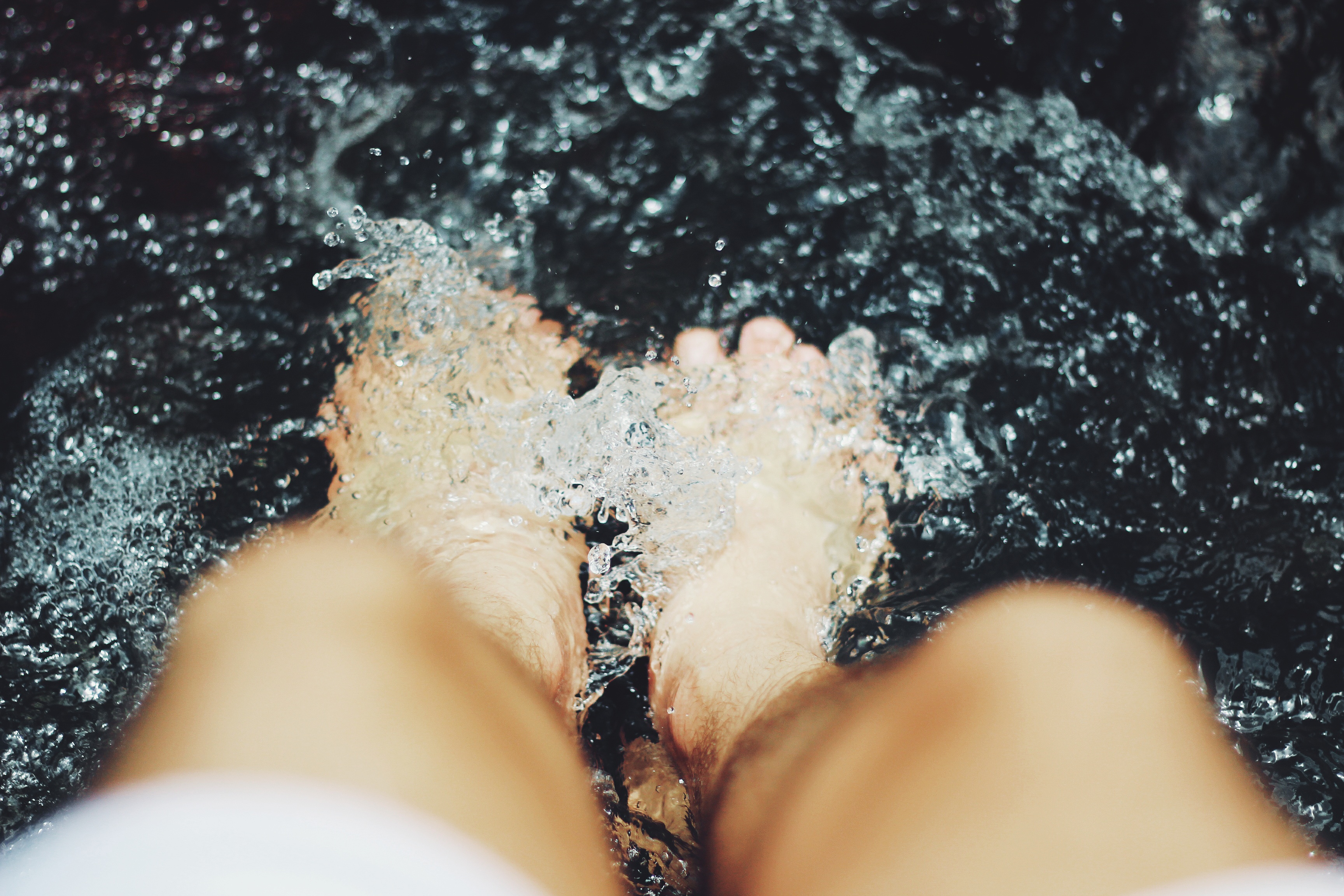 Сколько держать ноги в воде. Ноги в воде. Женские ноги в воде. Красивые ноги в воде. Женские ножки в воде.