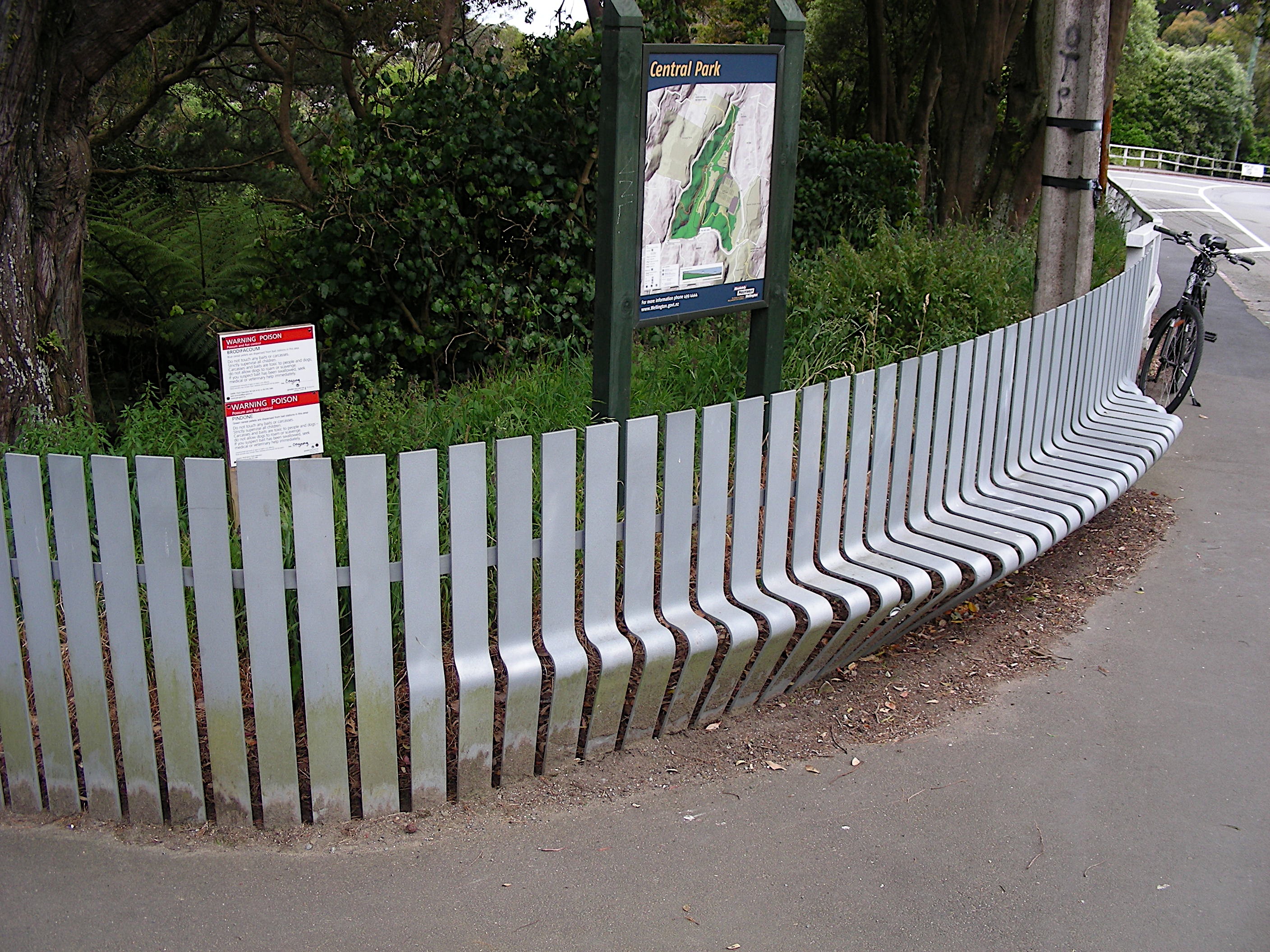 File:Fence bench (8216597616).jpg - Wikimedia Commons