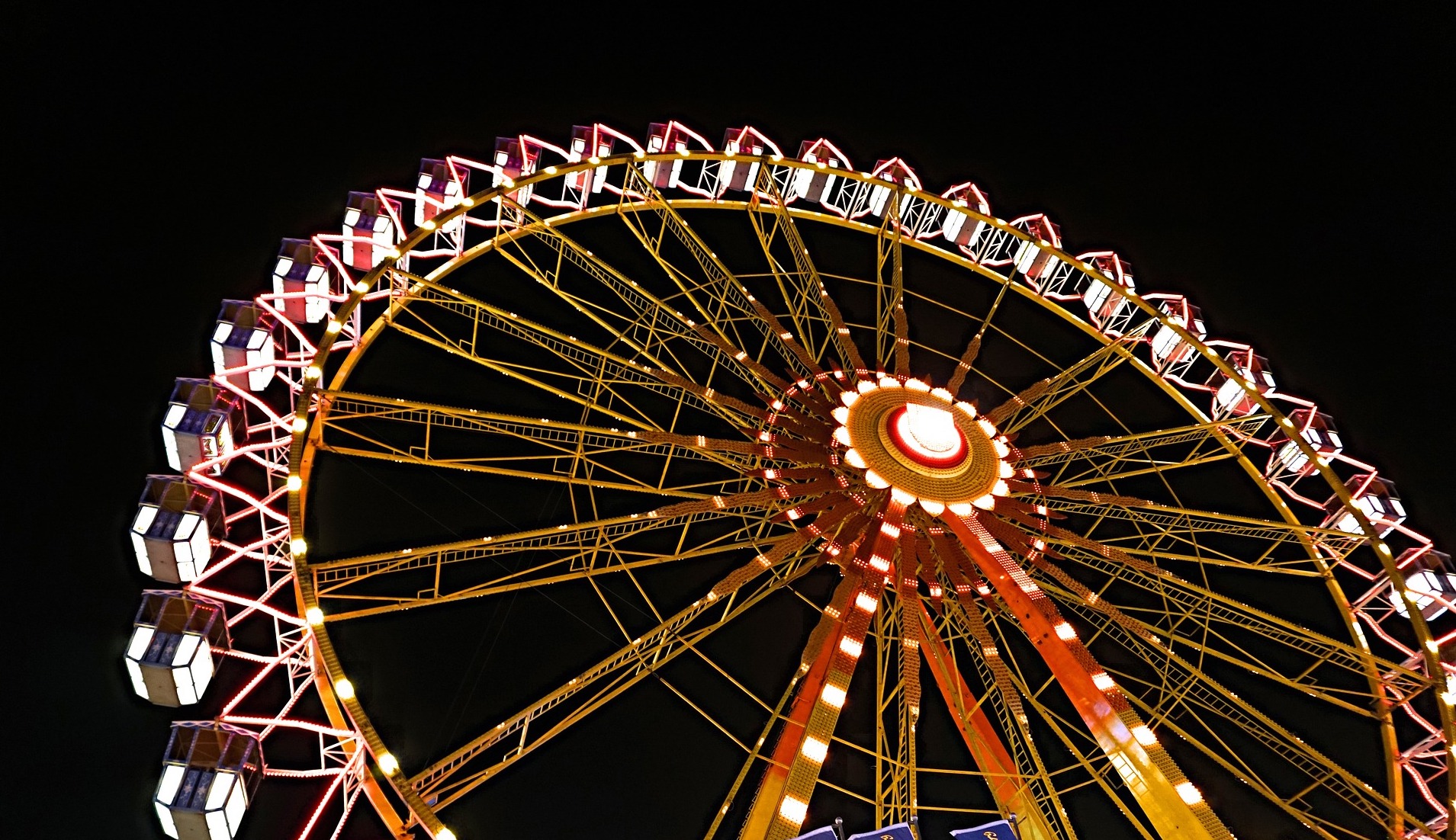 Ride This Free 65 Ft. Ferris Wheel At The Shipyards Christmas Market