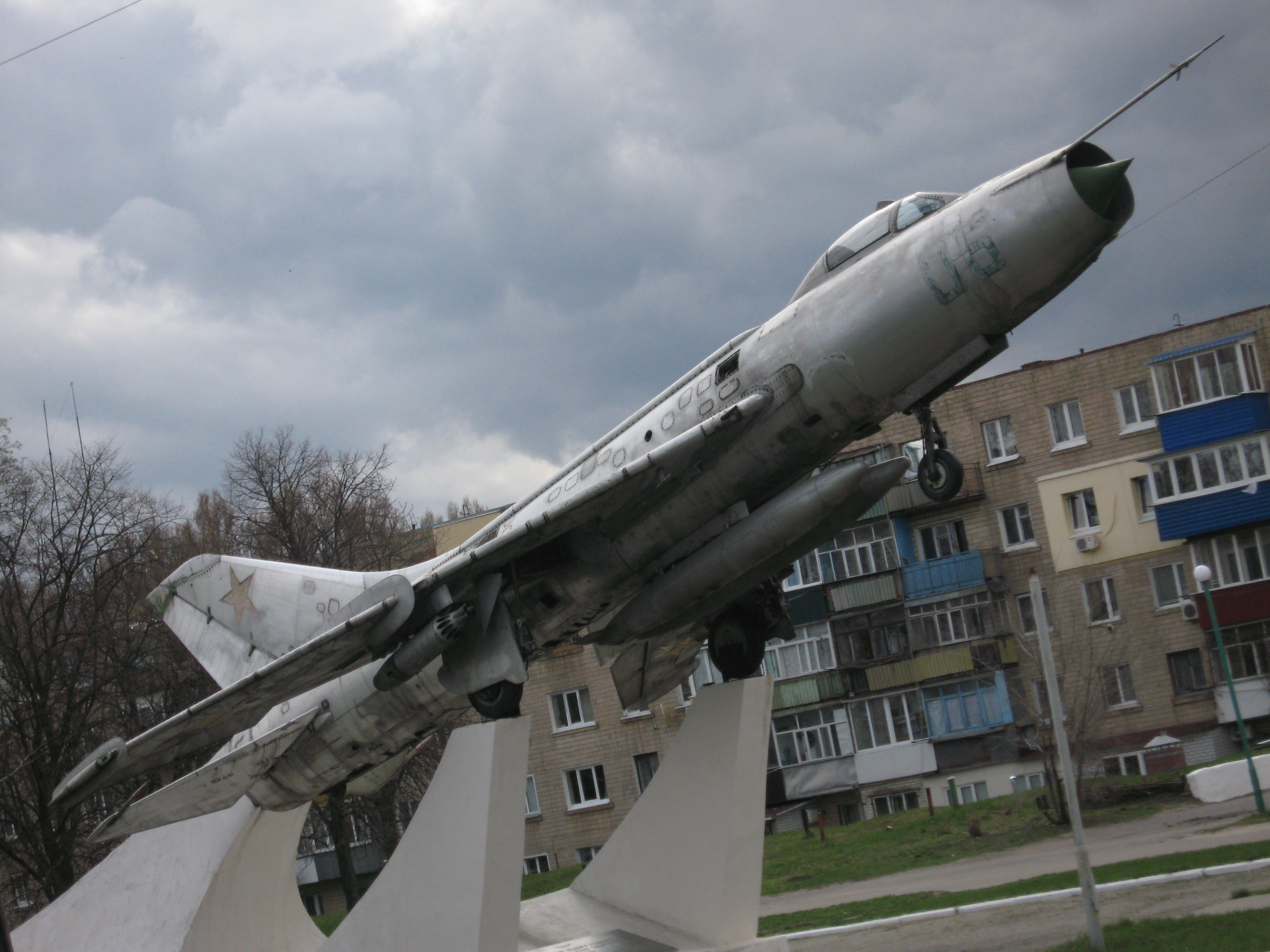 File:Monument to pilots fighters in Krasnograd-IMG-5506.jpg ...