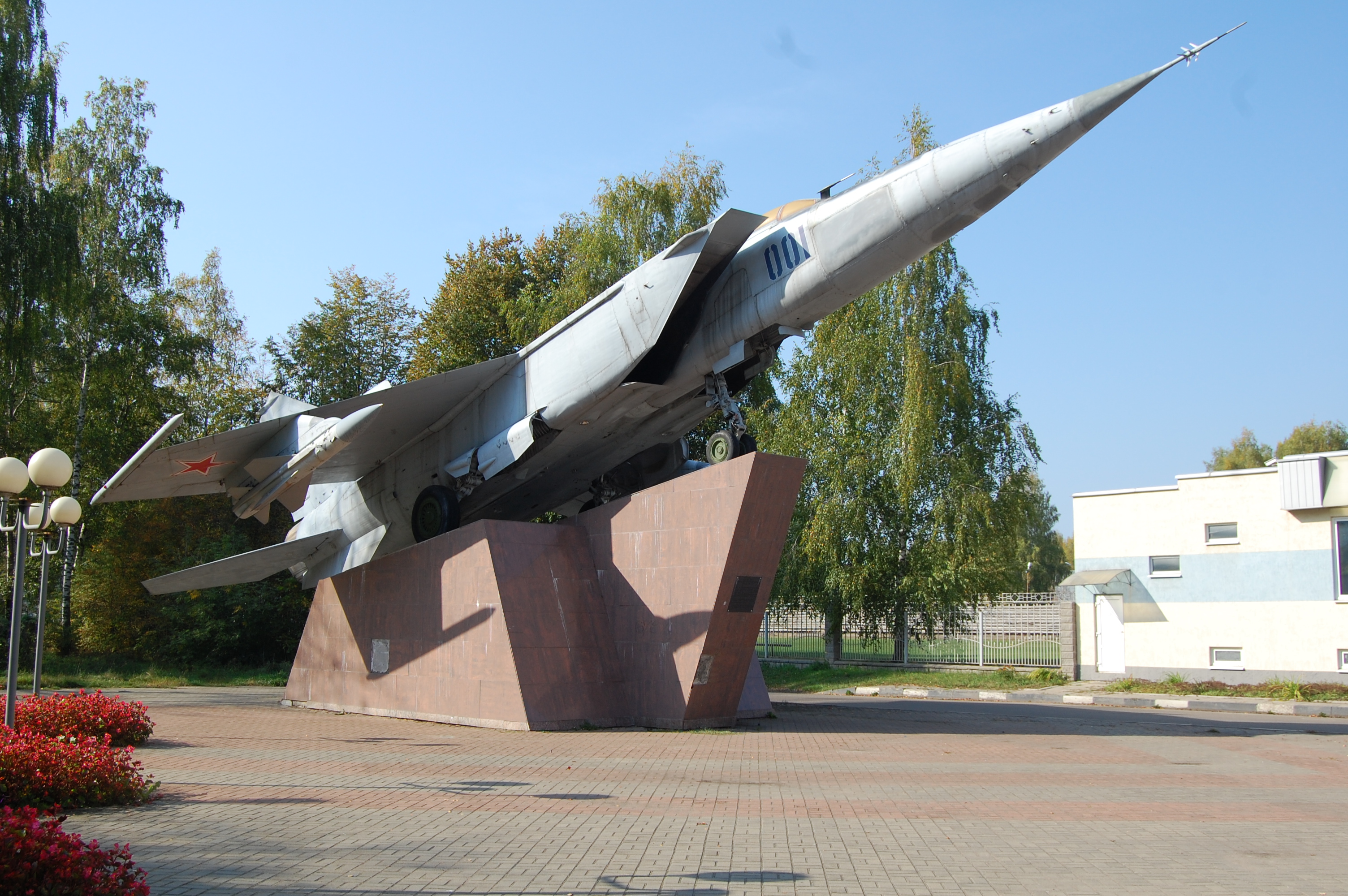File:Dubna Monument Mikoyan-Gurevich MiG-25.JPG - Wikimedia Commons