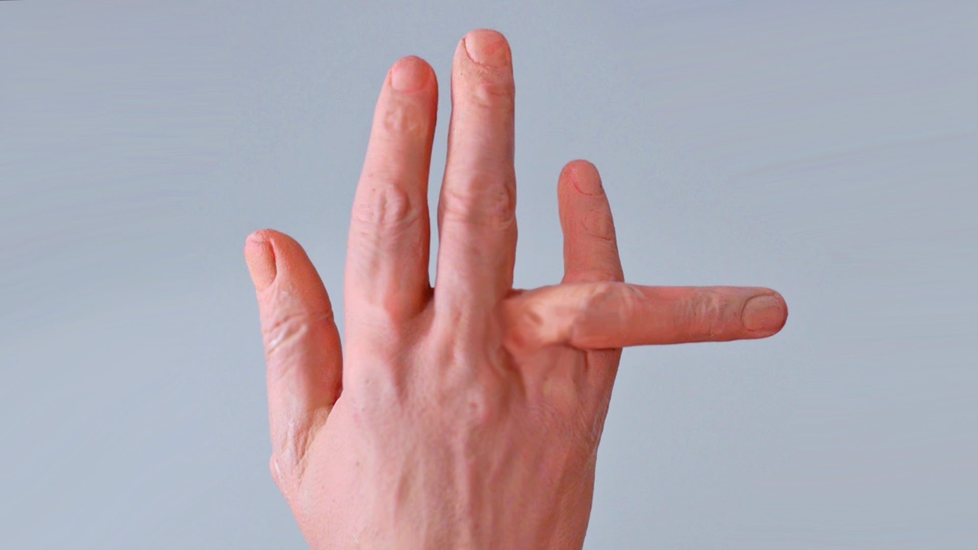 Удовлетворение пальцами. Указательный палец вверх. Средний палец. Средний палец крупно.