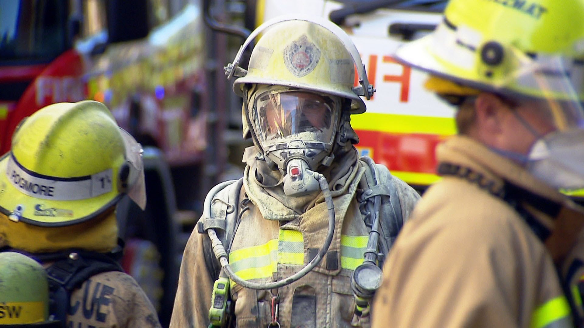 Over 100 fire fighters battle electrical fire in Sydney CBD - YouTube