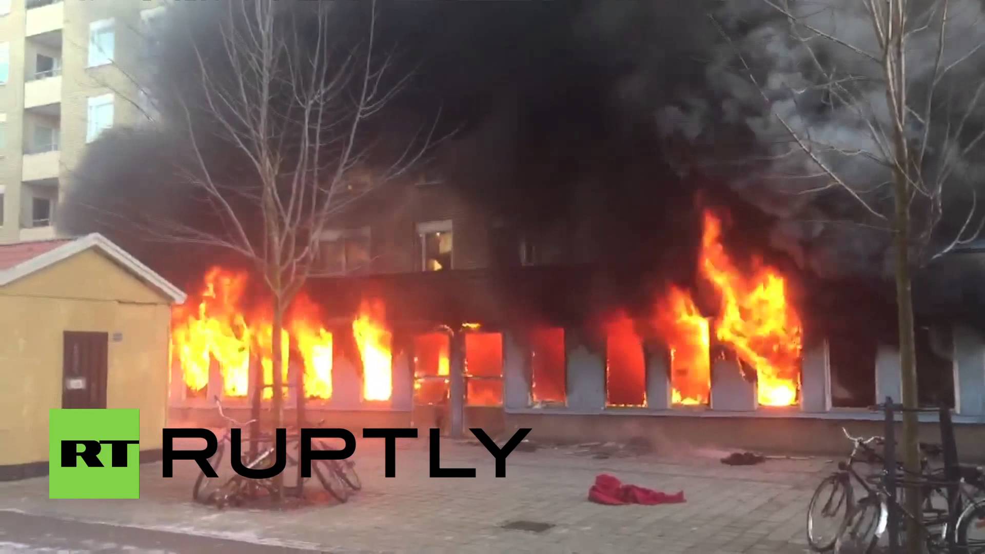 Sweden: Arsonists set fire to mosque in Eskilstuna, injuring 5 - YouTube