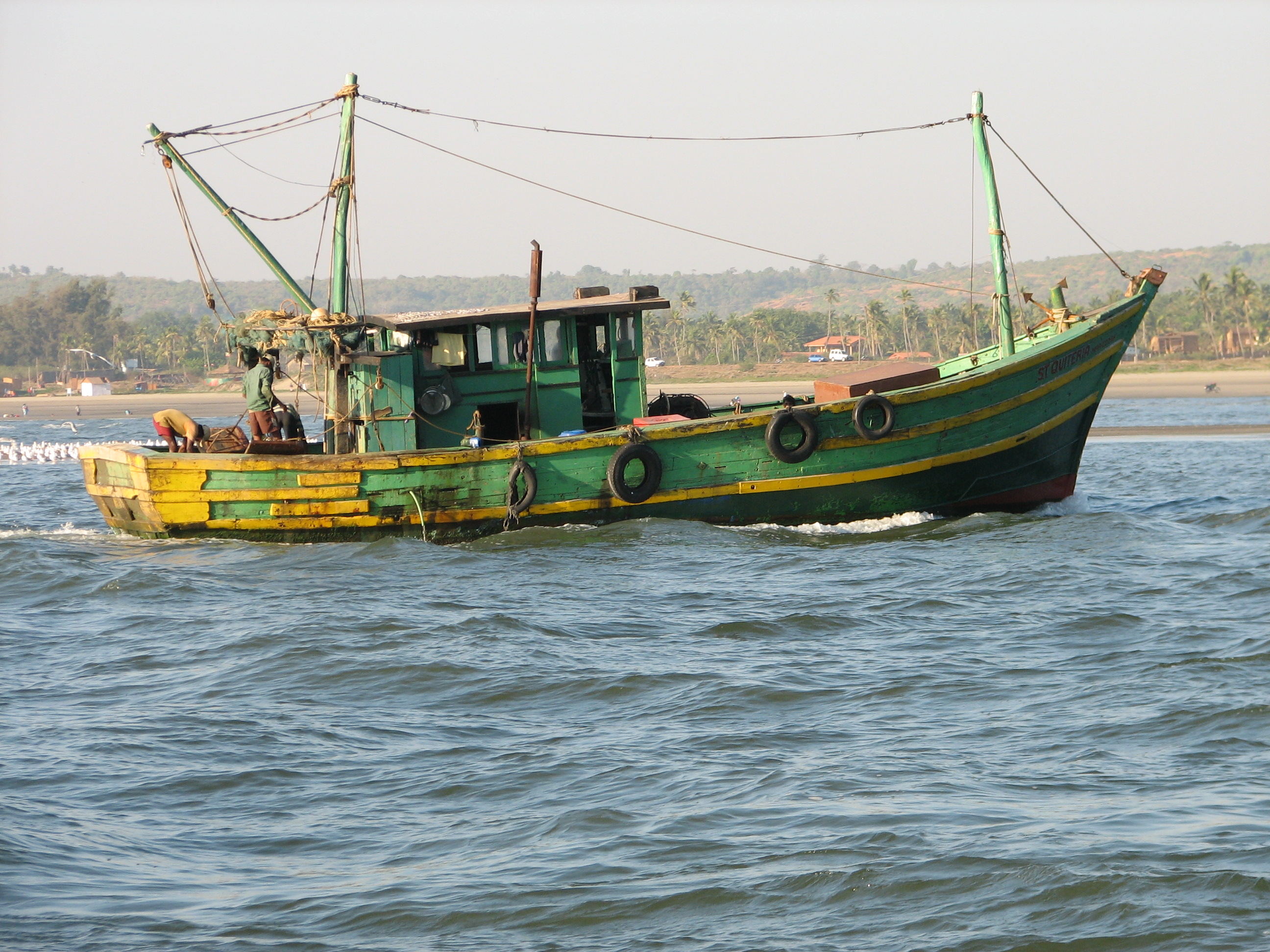 Pakistan captures 42 Indian fishermen off Gujarat coast - New Delhi ...