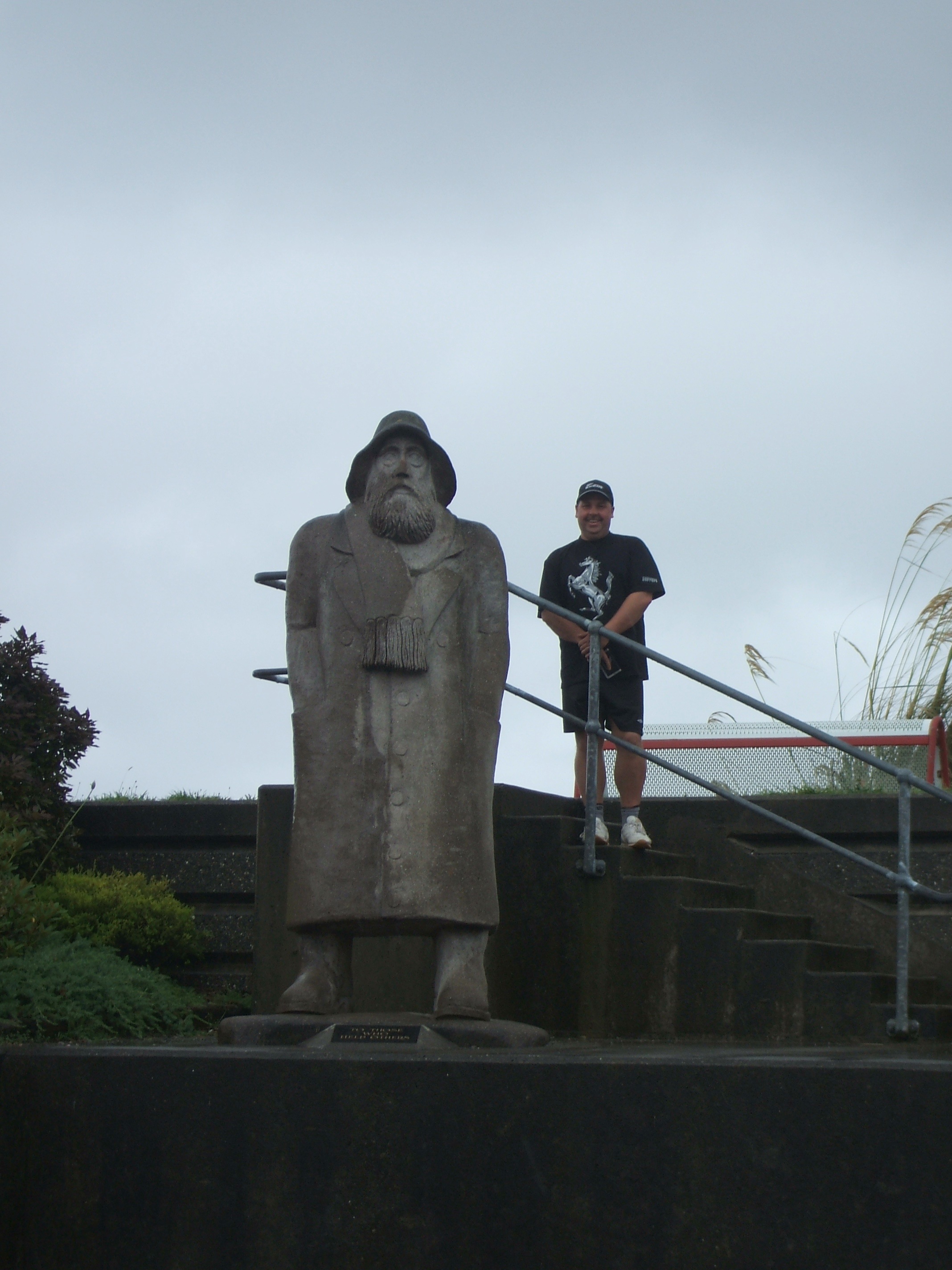 File:Fisherman Statue In Greymouth.jpg - Wikimedia Commons