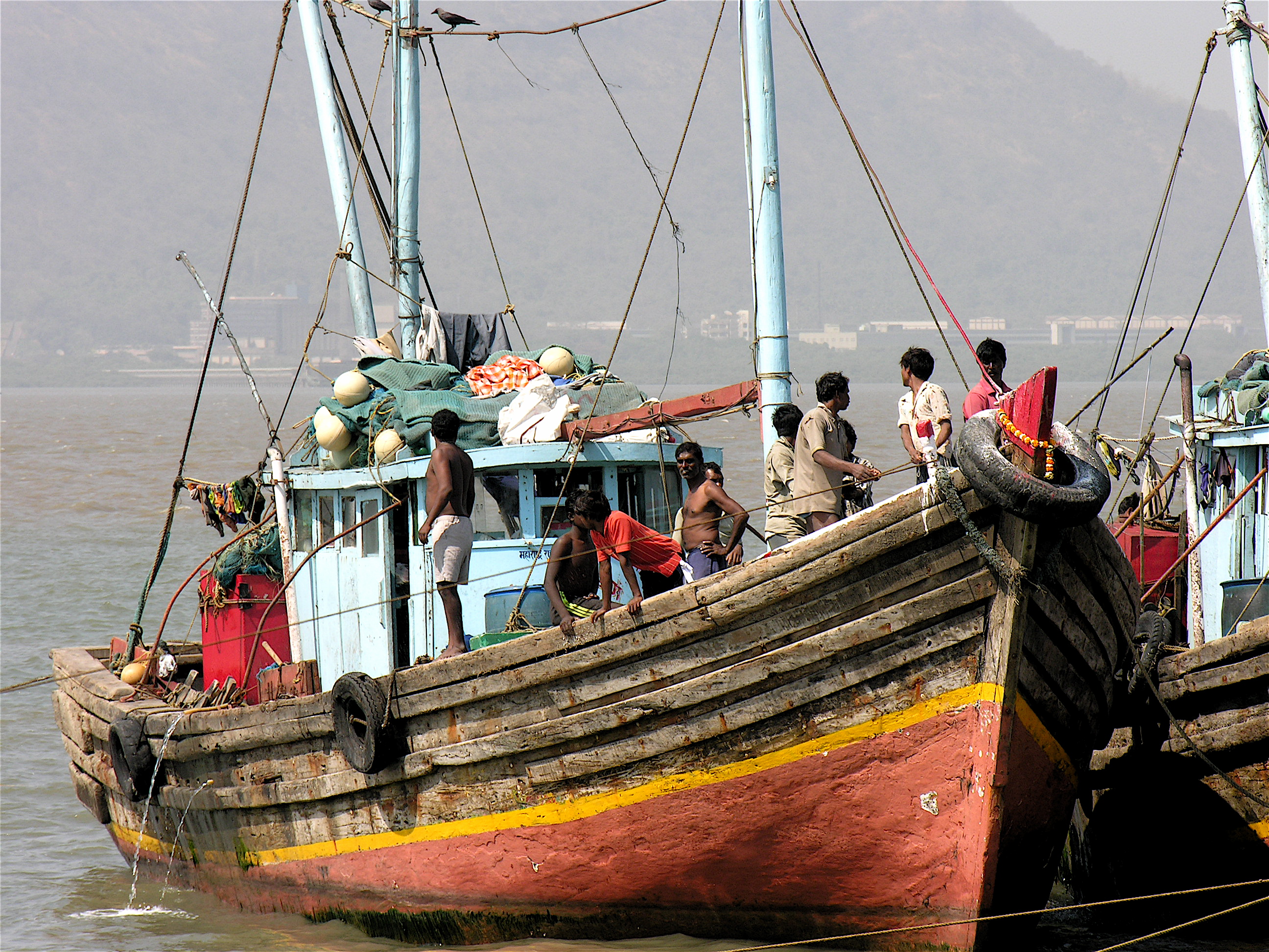 File:Indian fishing boat.jpg - Wikimedia Commons