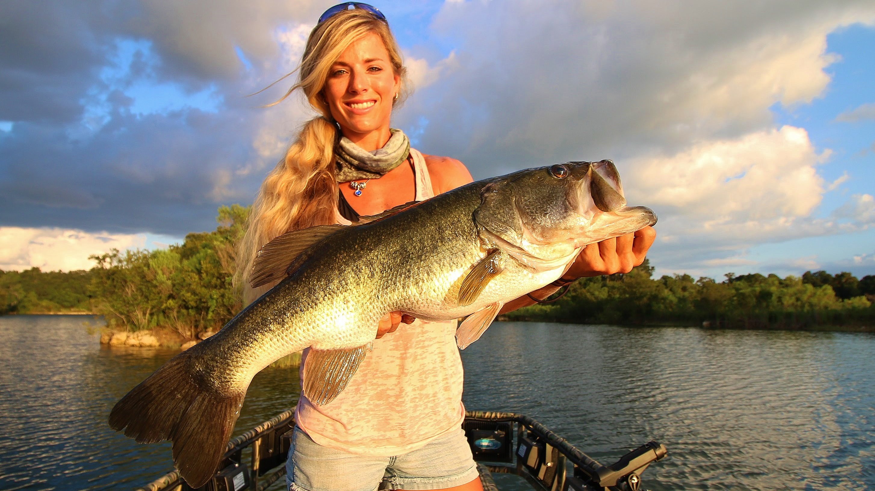 Big 8lb Bass Fishing Central Florida Private Ranch - YouTube