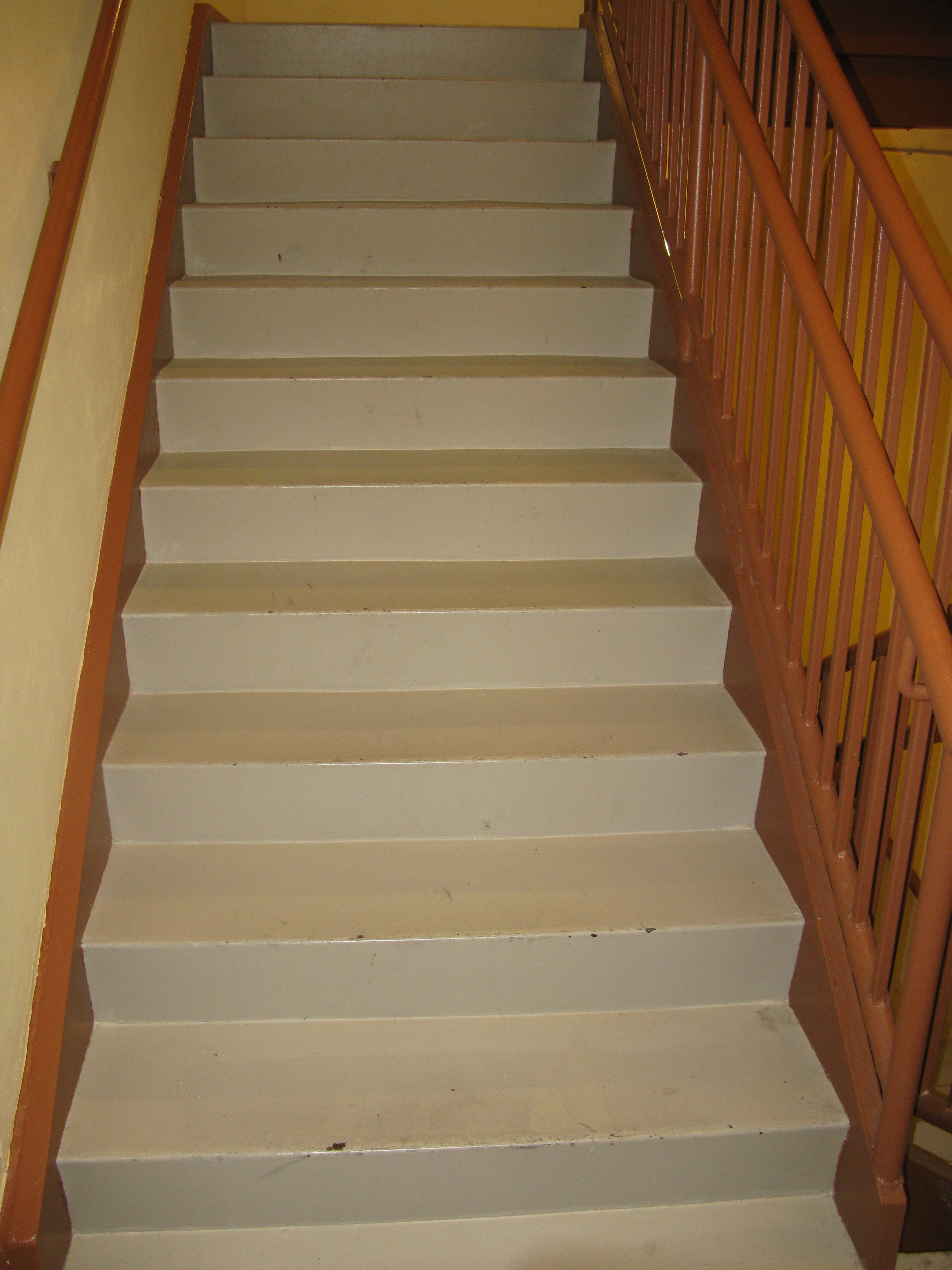 File:Long flight of stairs.jpg - Wikimedia Commons