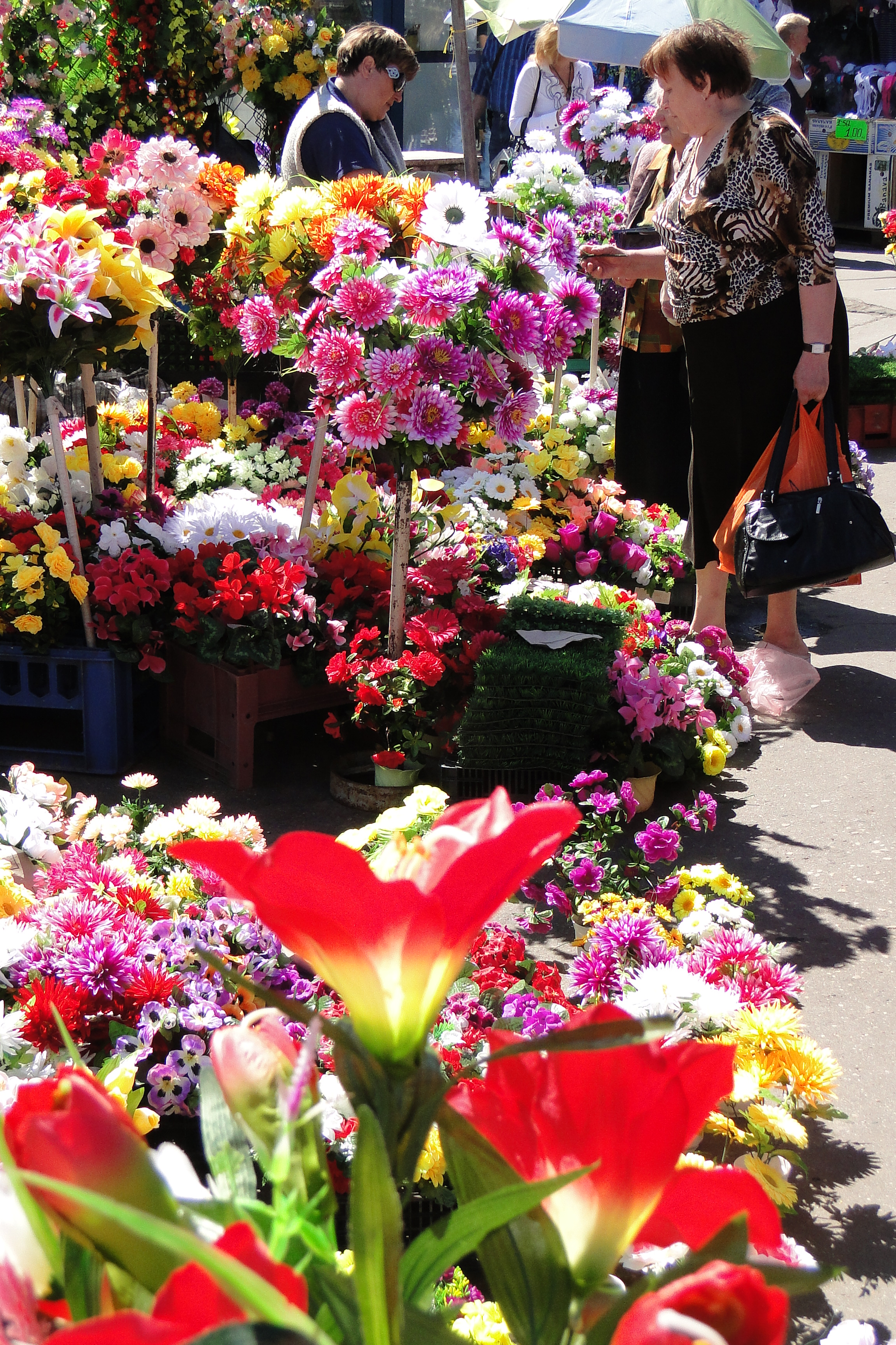 File:Flowers for Sale at Central Market - Riga - Latvia.jpg ...