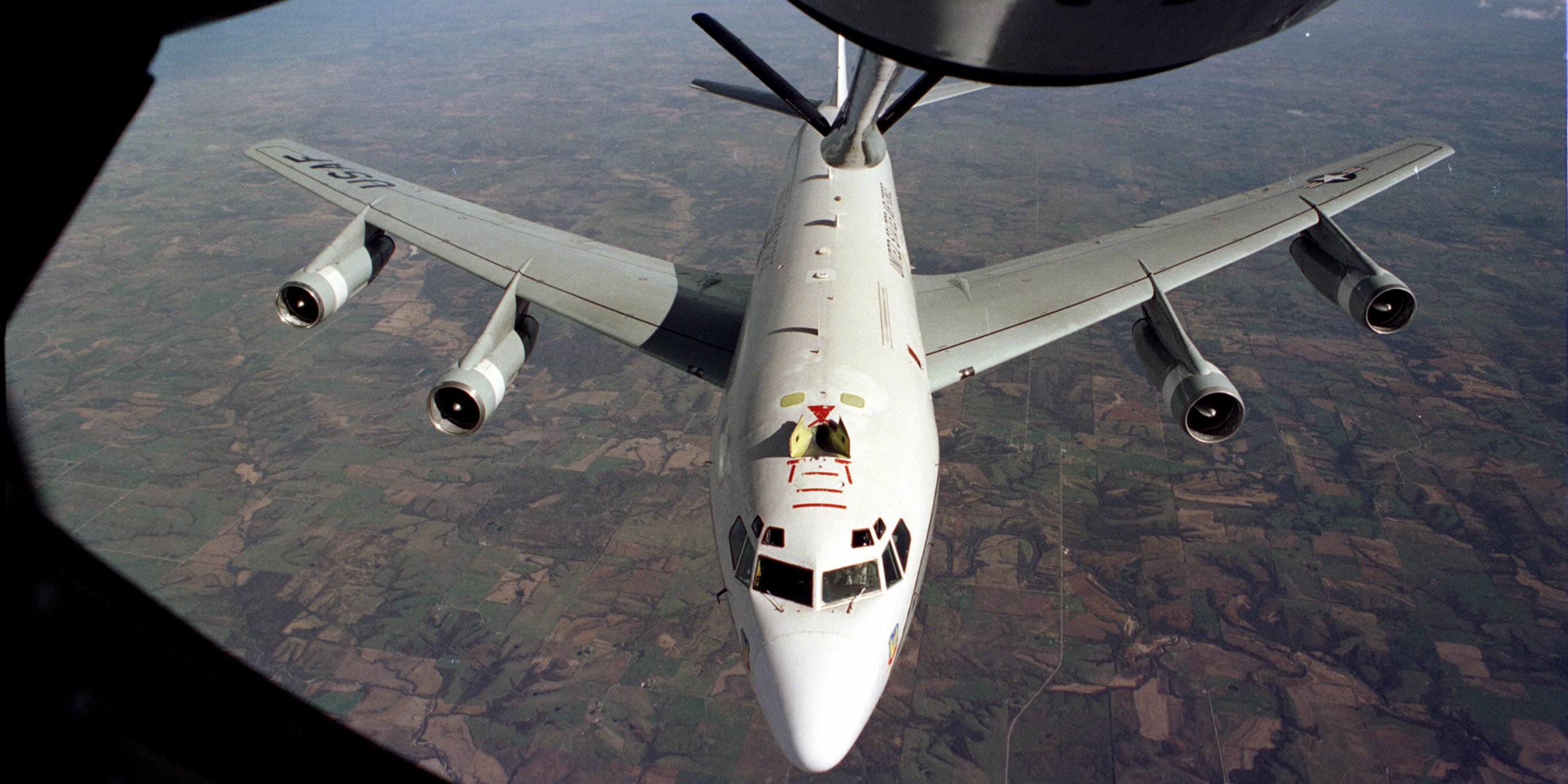 Chinese jets reportedly fly upside down, right above a US plane ...