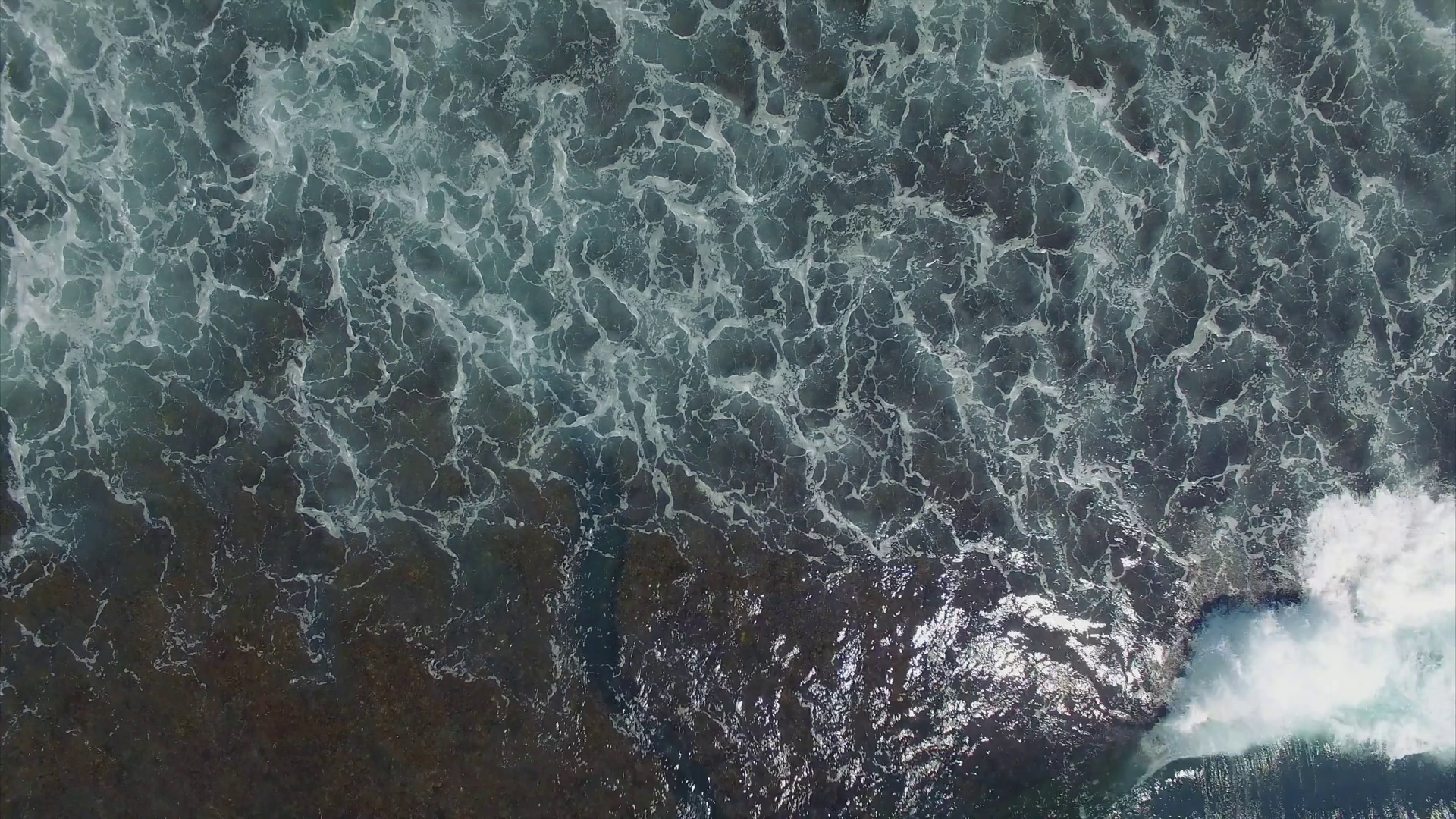 Turquoise ocean water aerial top view. Ocean waves and white foam ...