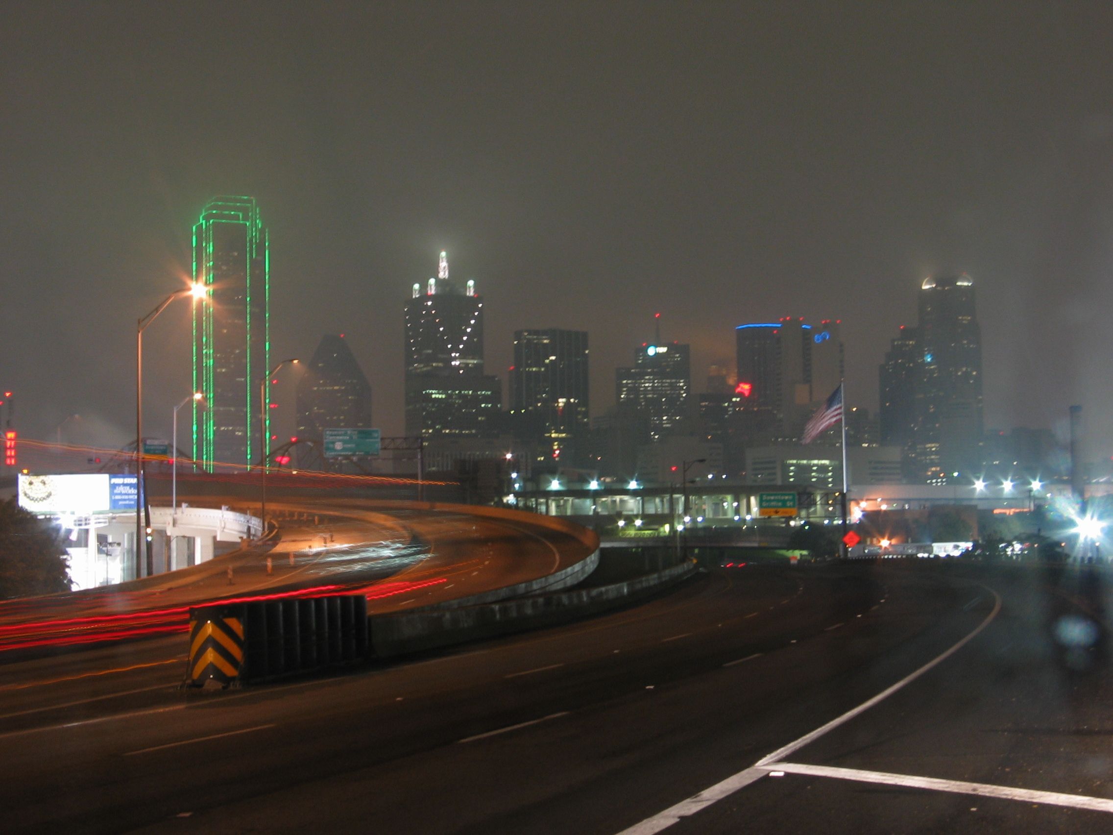 File:Dallas tx foggy night.jpg - Wikimedia Commons