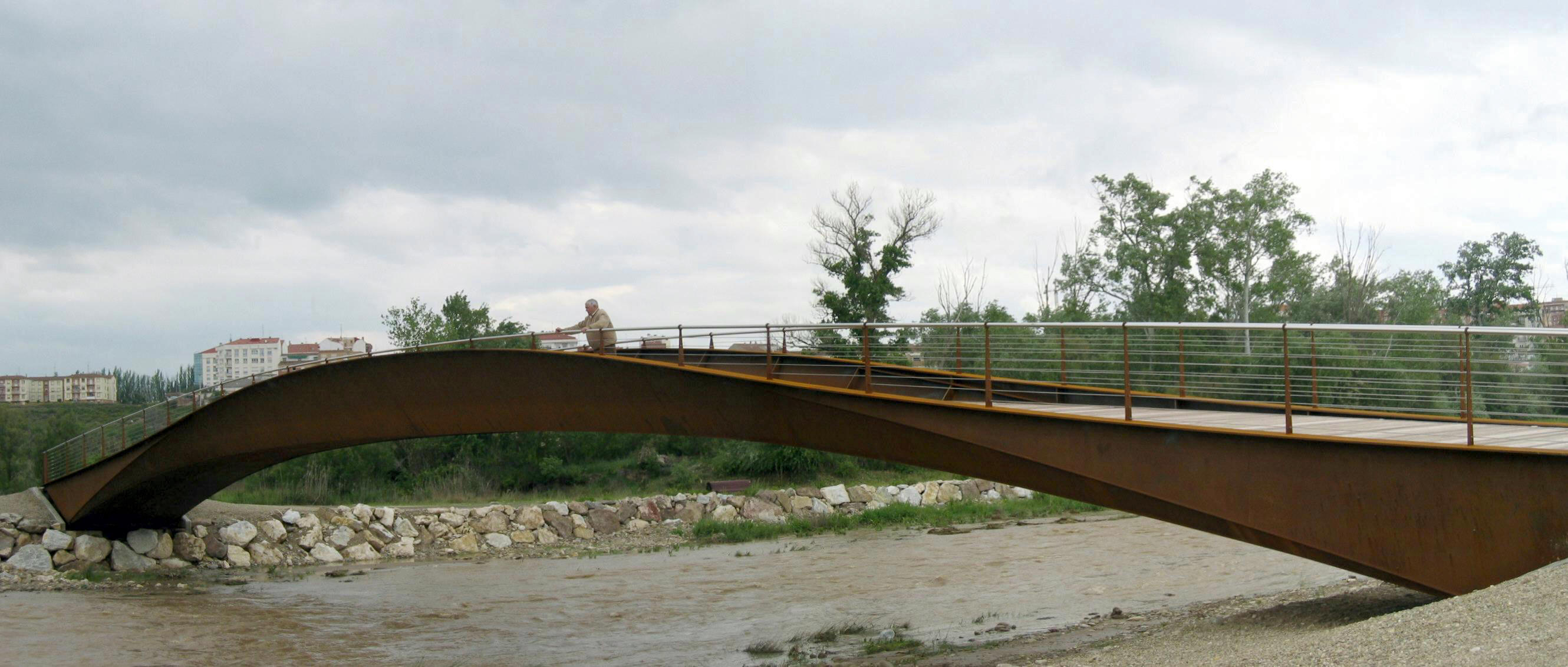 bicontentio footbridge