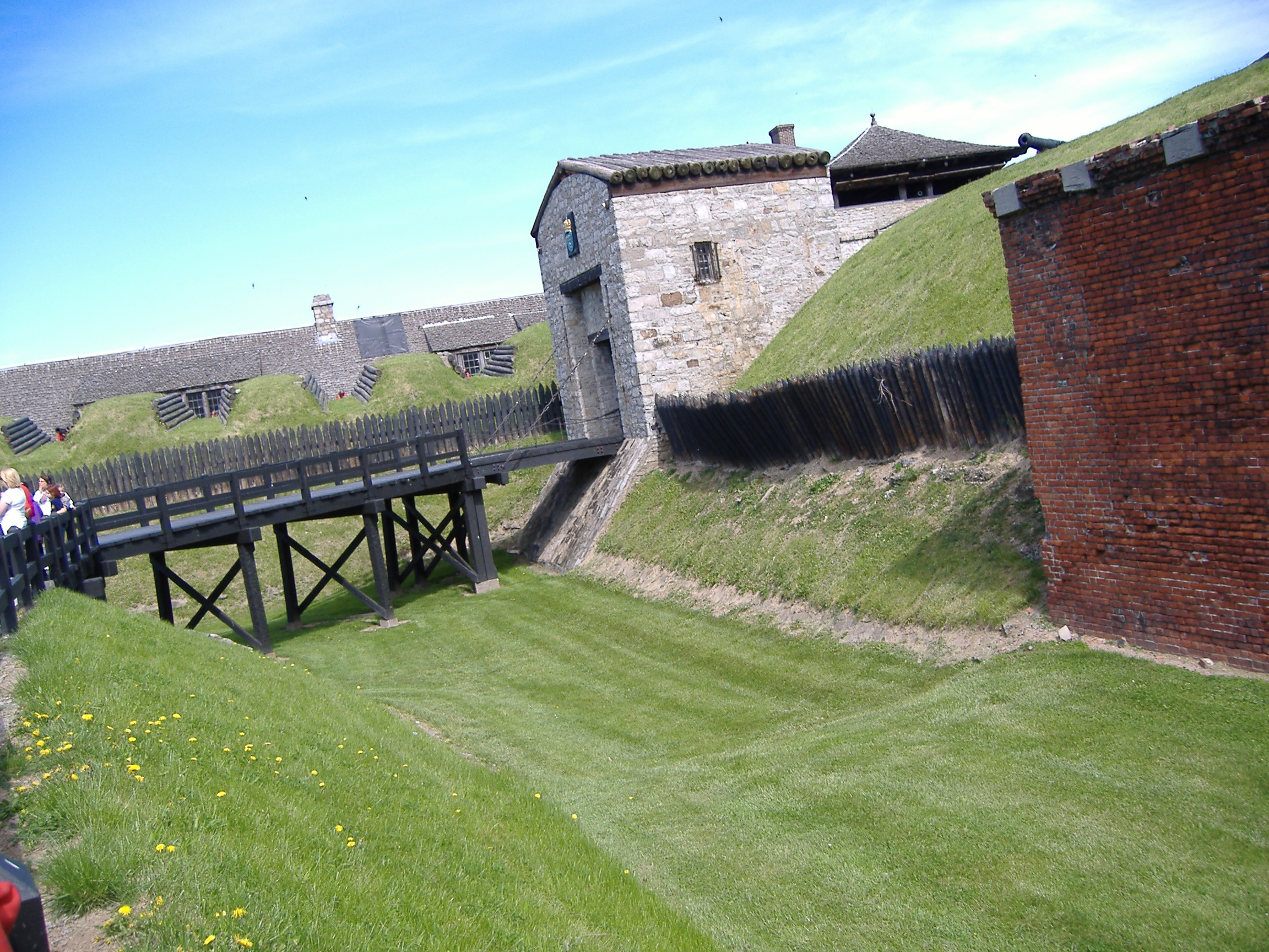 File:48 Old Fort Niagara moat at entrance.JPG - Wikimedia Commons